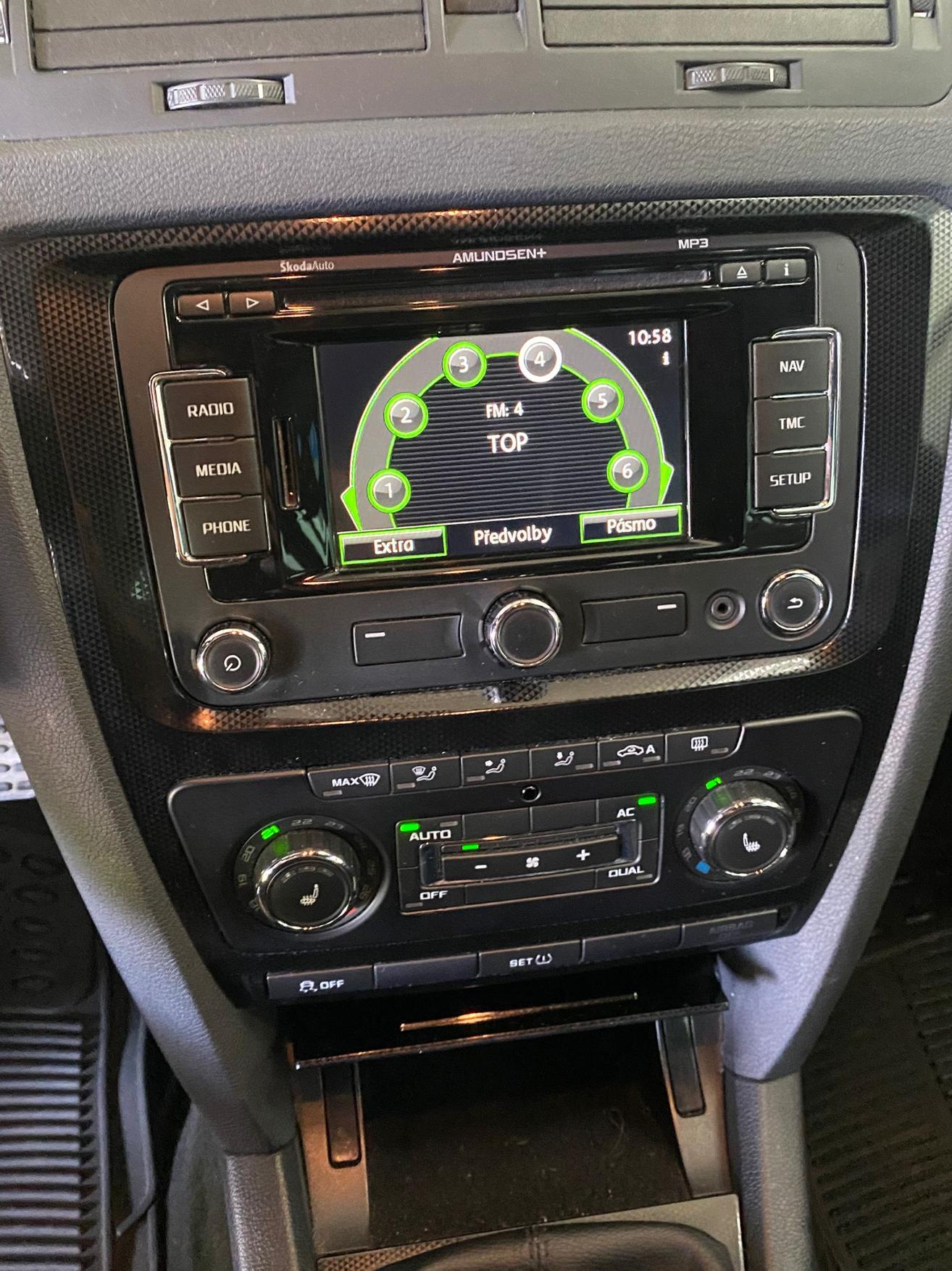 SKODA Octavia Combi 2.0 TDI RS-image-11
