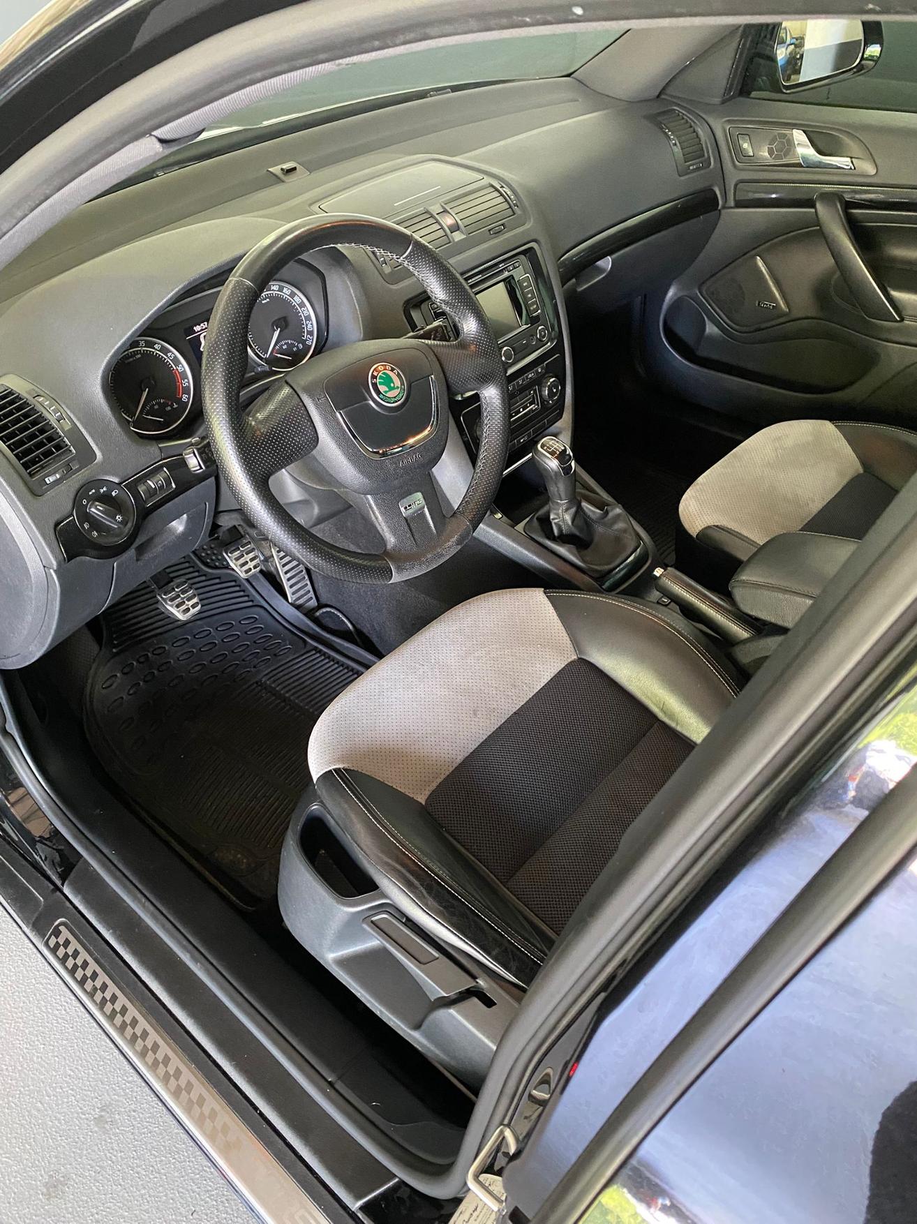 SKODA Octavia Combi 2.0 TDI RS-image-8