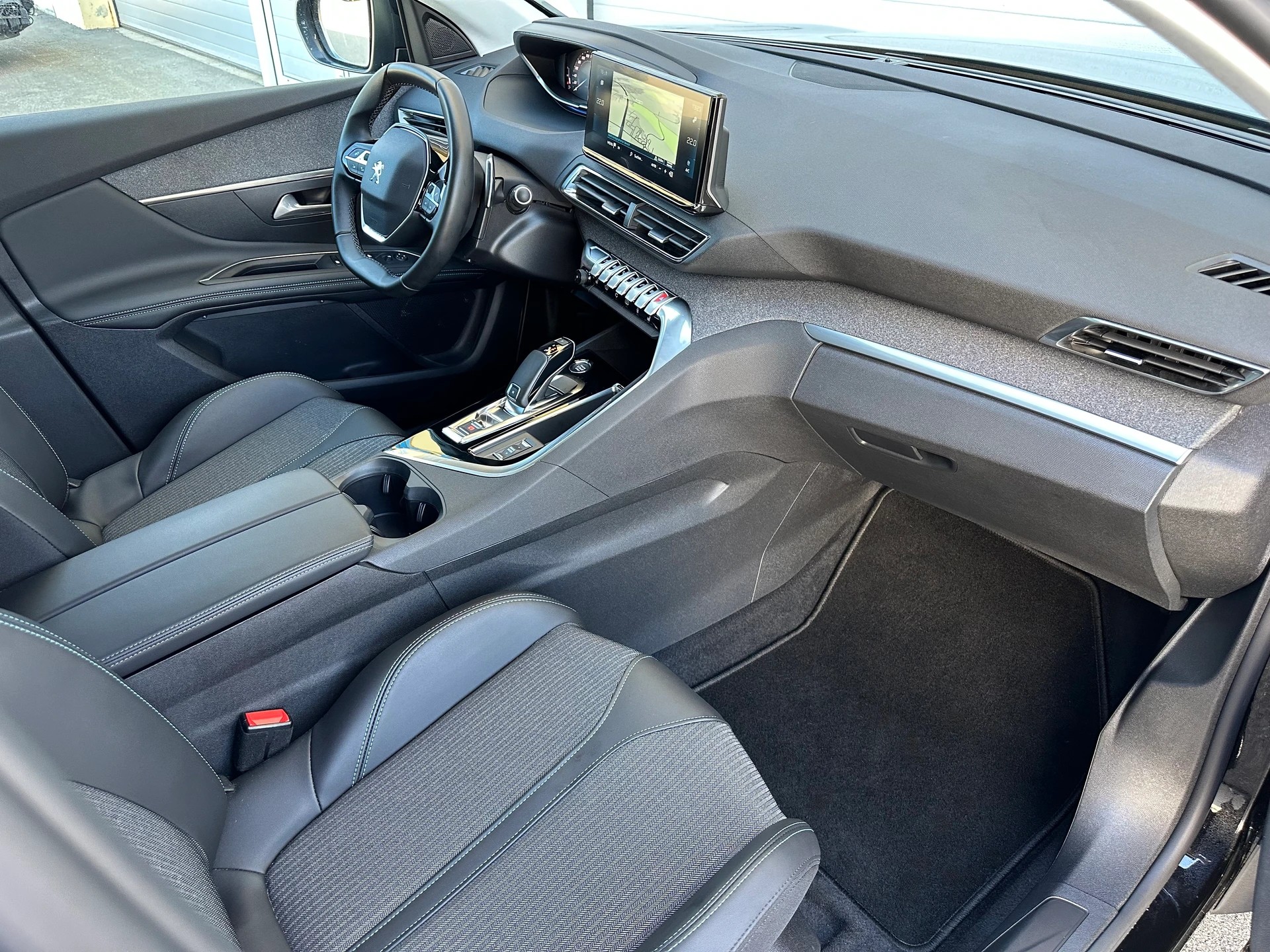 PEUGEOT 3008 1.5 BlueHDi Allure Pack EAT8-image-5