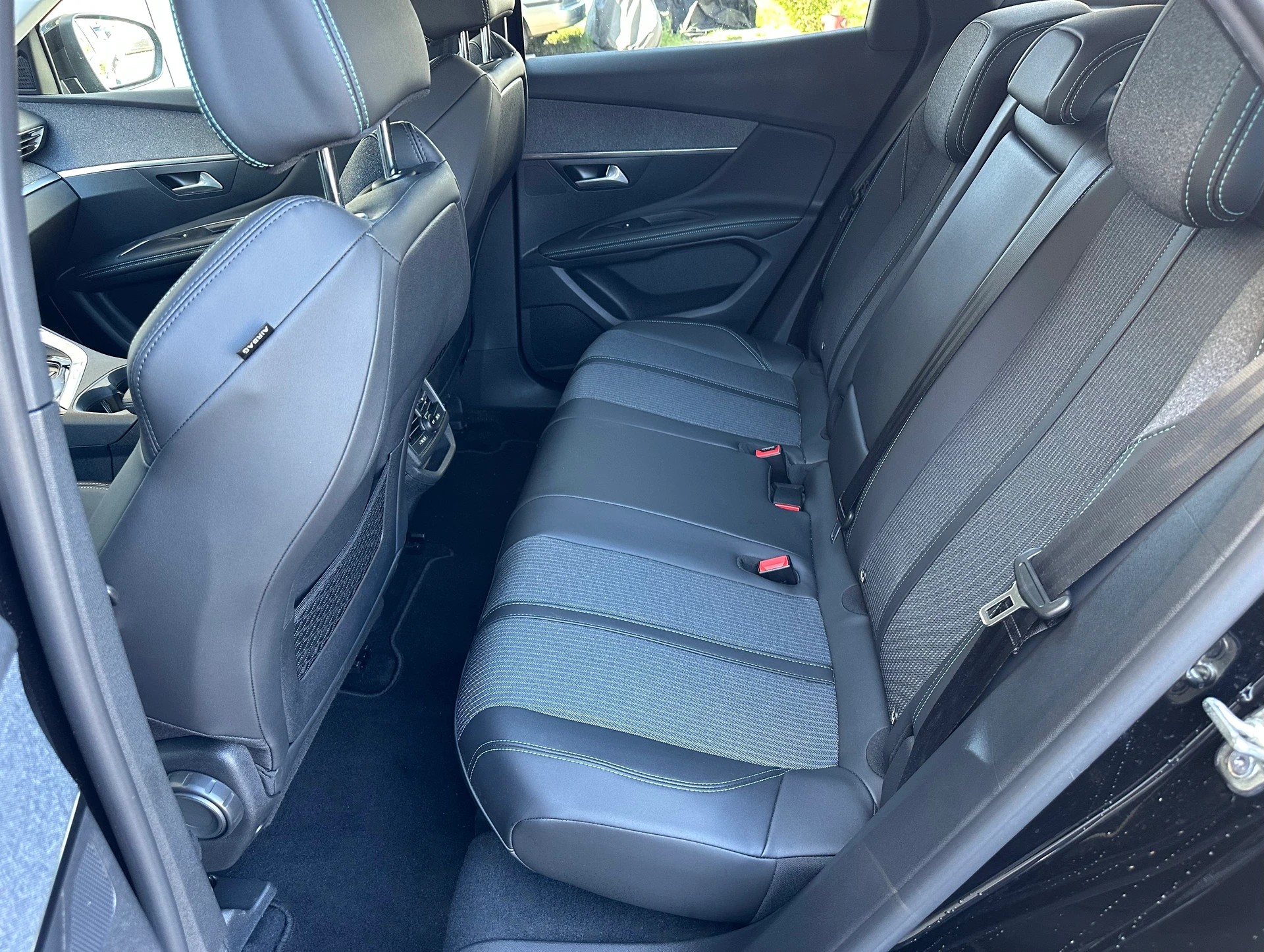 PEUGEOT 3008 1.5 BlueHDi Allure Pack EAT8-image-8