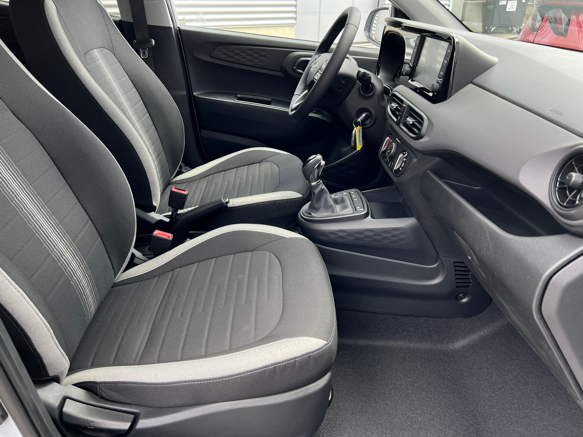 HYUNDAI i10 1.2 Amplia Aut.-image-8