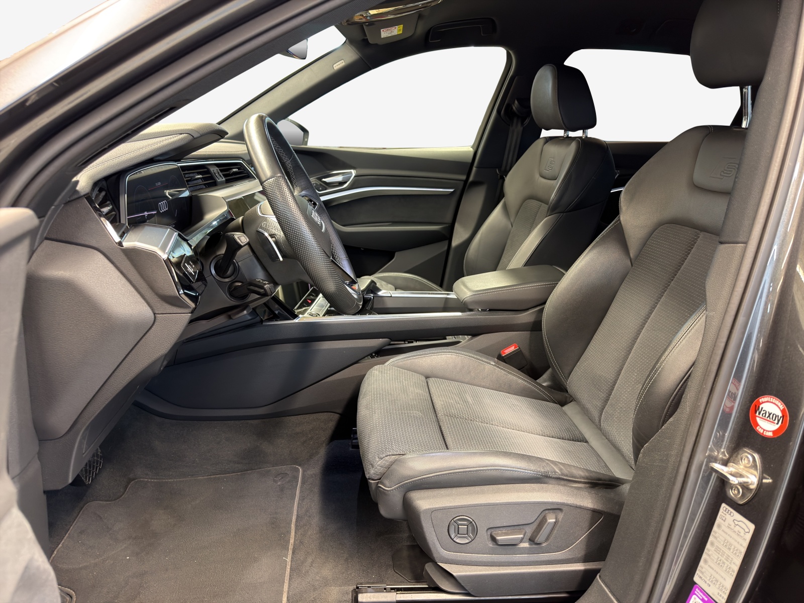 AUDI e-tron 55 S Line Black Edition quattro-image-8
