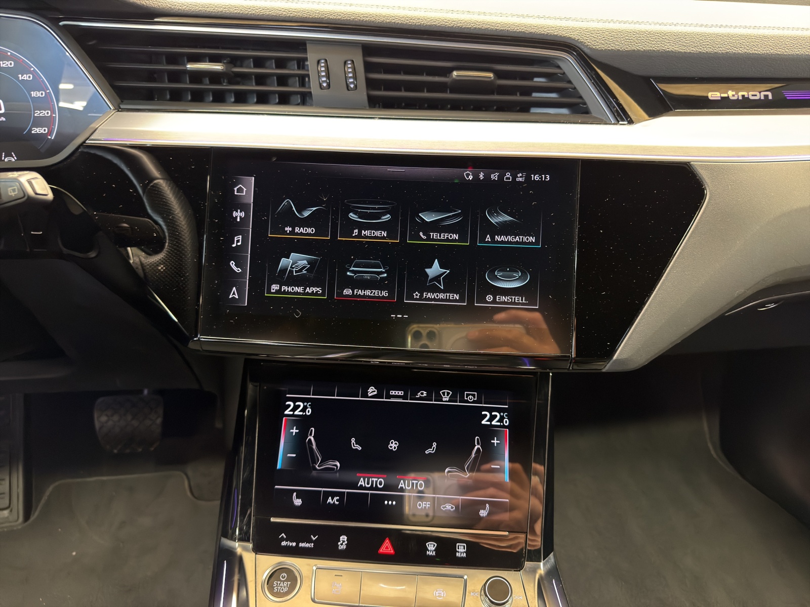 AUDI e-tron 55 S Line Black Edition quattro-image-11