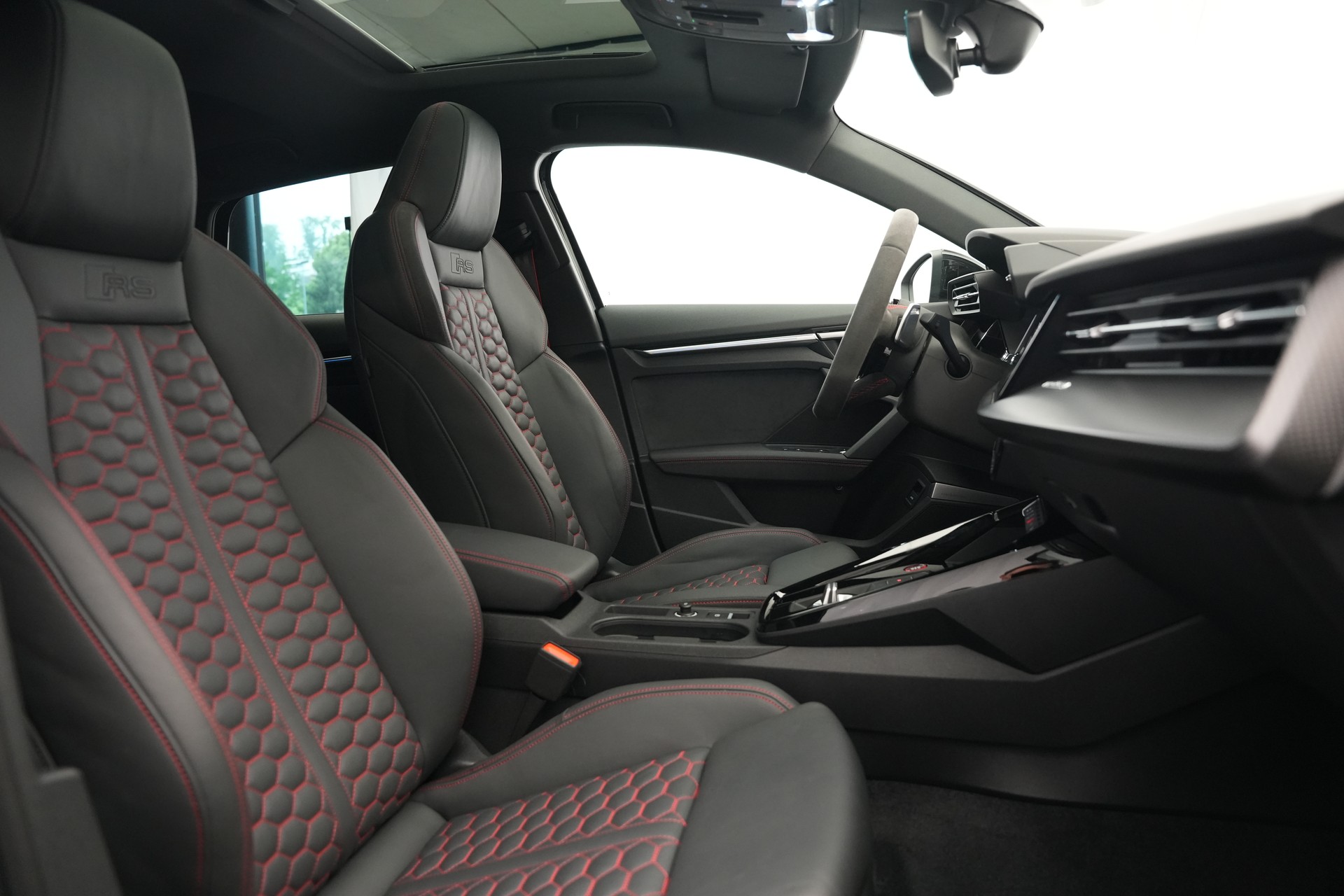 AUDI RS3 Sportback 2.5 TSI quattro S-tronic *CH-Fahrzeug* *HuD* *Assistenzpaket*-image-16