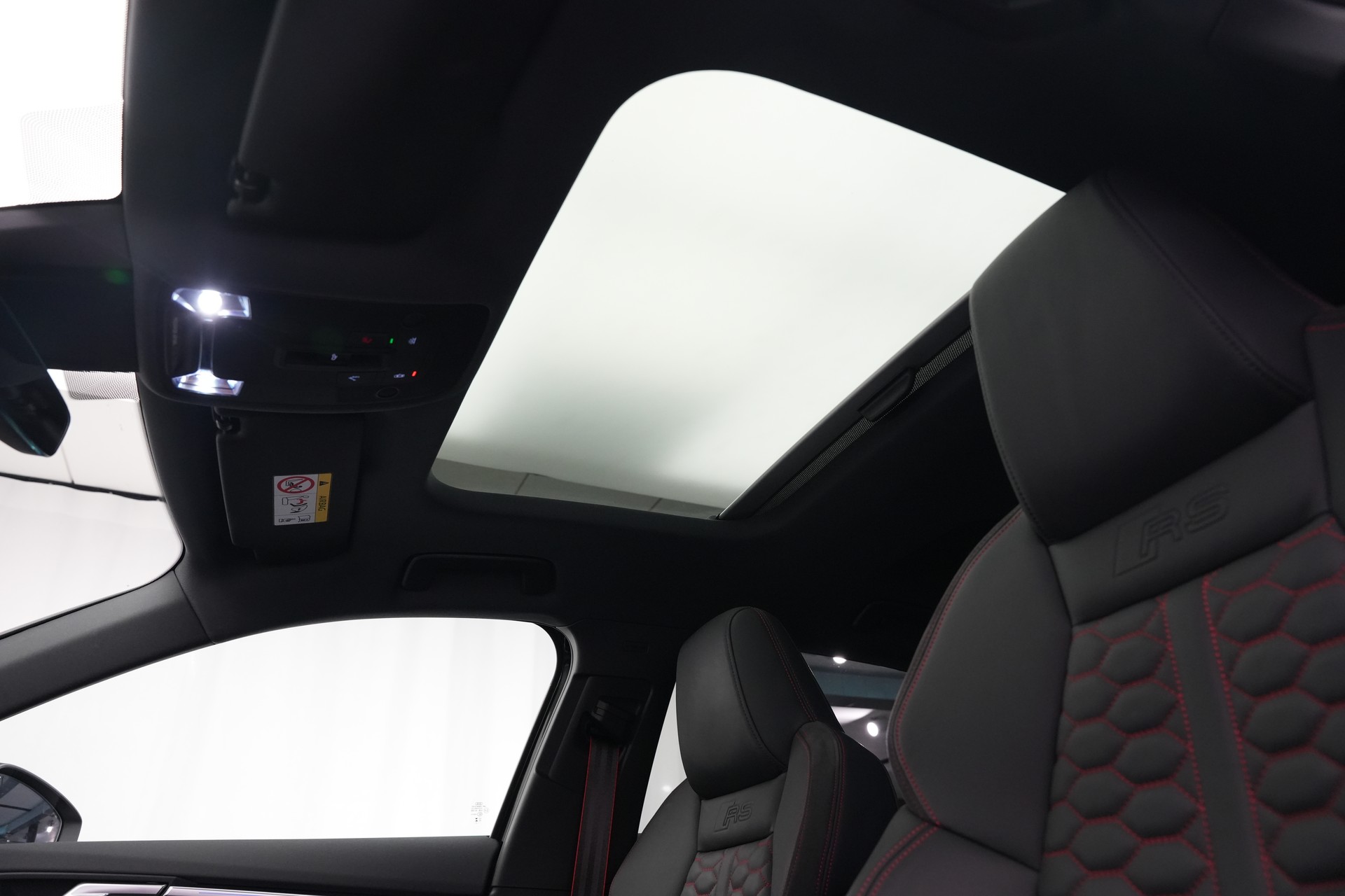 AUDI RS3 Sportback 2.5 TSI quattro S-tronic *CH-Fahrzeug* *HuD* *Assistenzpaket*-image-13