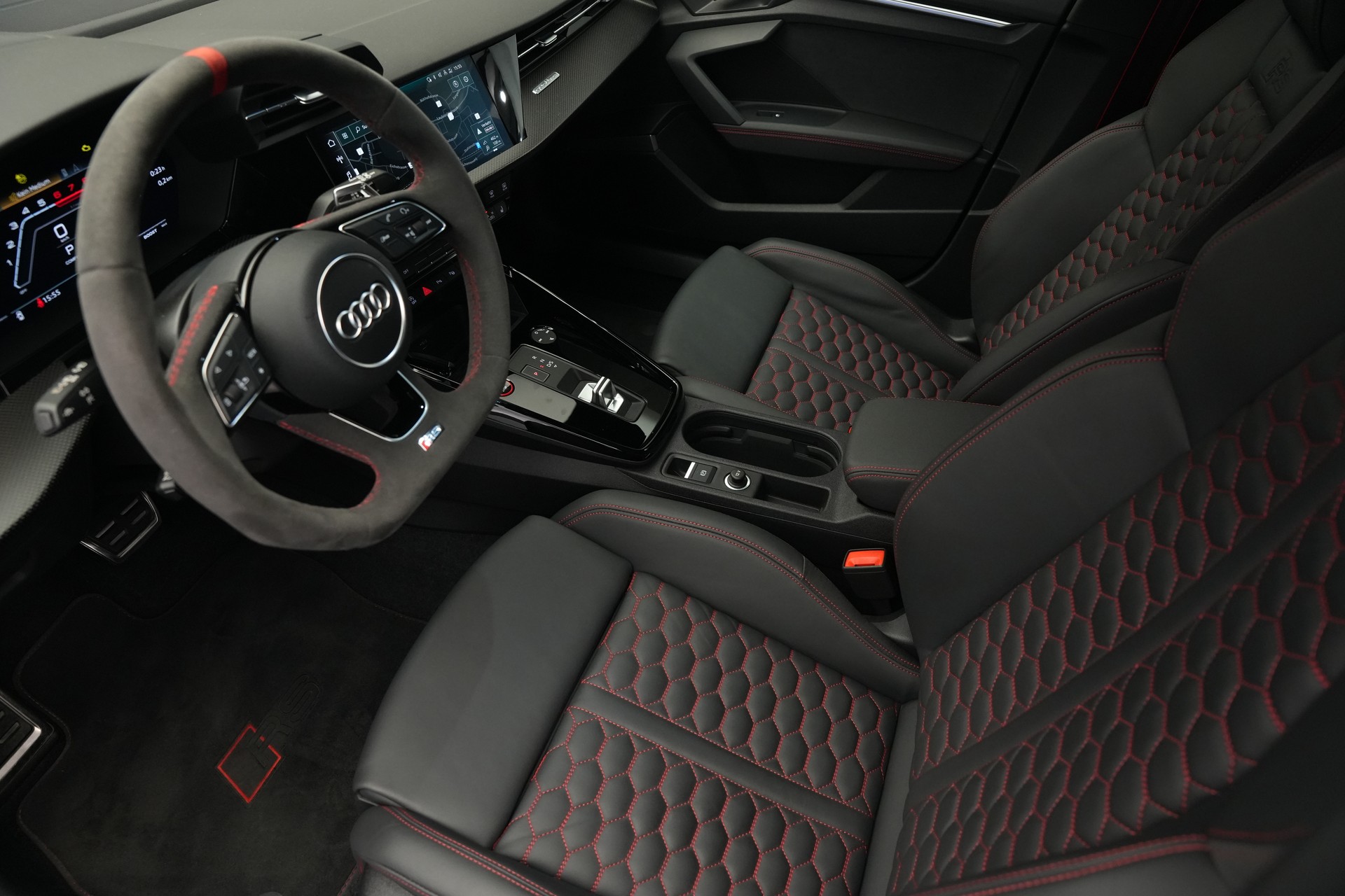 AUDI RS3 Sportback 2.5 TSI quattro S-tronic *CH-Fahrzeug* *HuD* *Assistenzpaket*-image-10