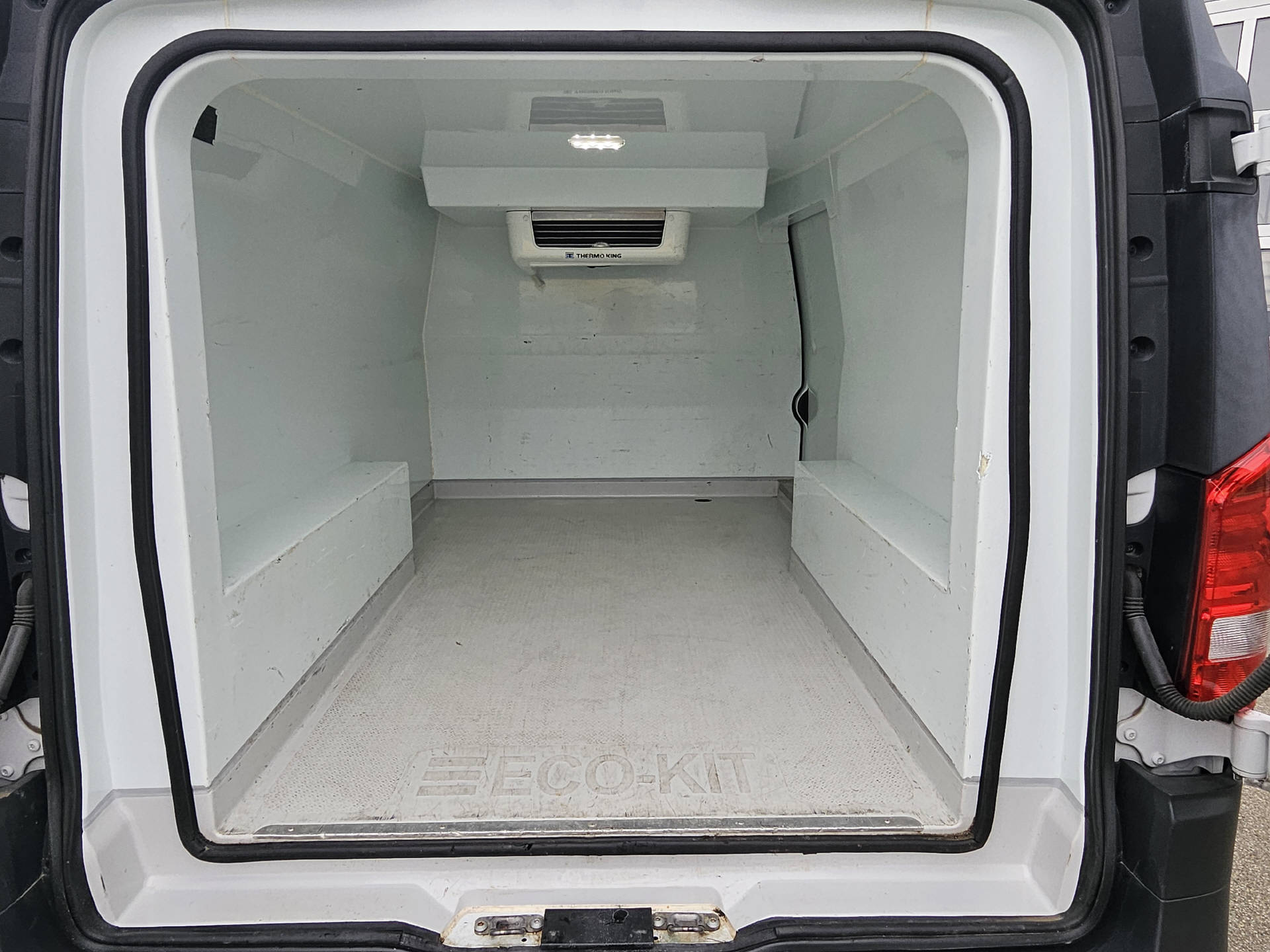MERCEDES-BENZ Vito 114 Kaw. L 2.2 CDI * 4x4 * Standkühlung *-image-10