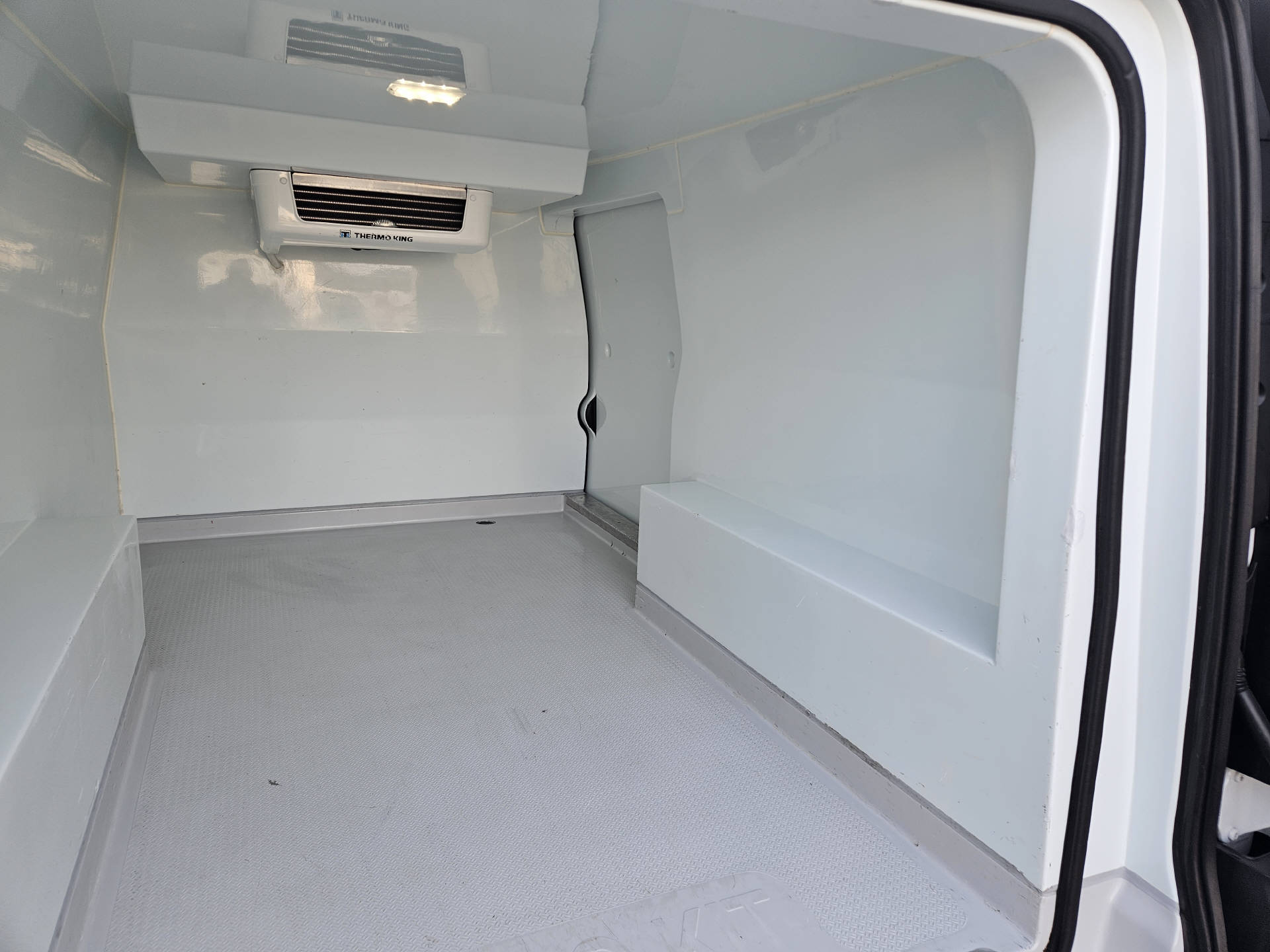 MERCEDES-BENZ Vito 114 Kaw. L 2.2 CDI * 4x4 * Standkühlung *-image-21