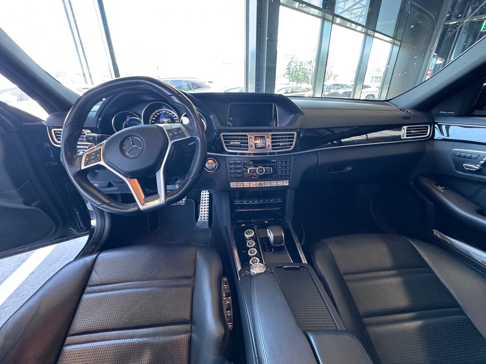 MERCEDES-BENZ E 63 V8 AMG 4matic-image-3