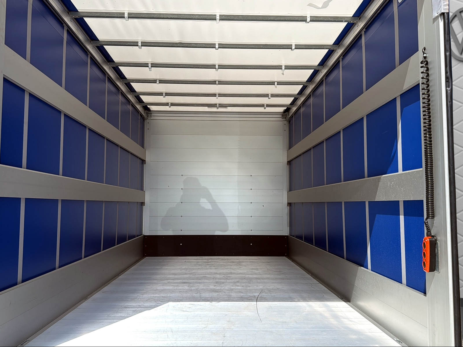 VW VW Crafter pont bâché et ridelle élévatrice-image-11