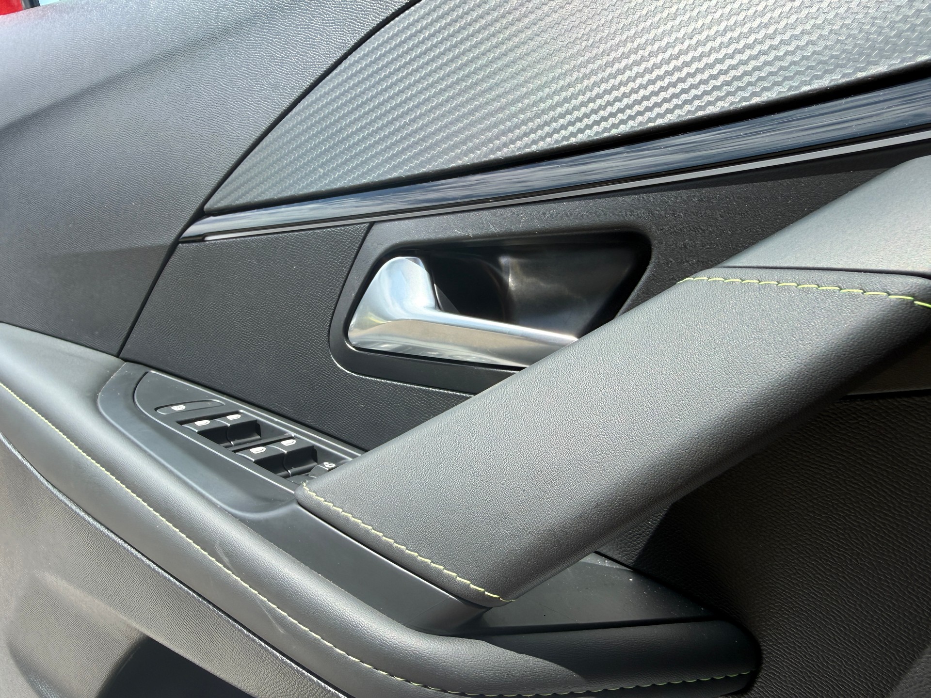 PEUGEOT 208 1.2 MHEV 145 GT-image-12