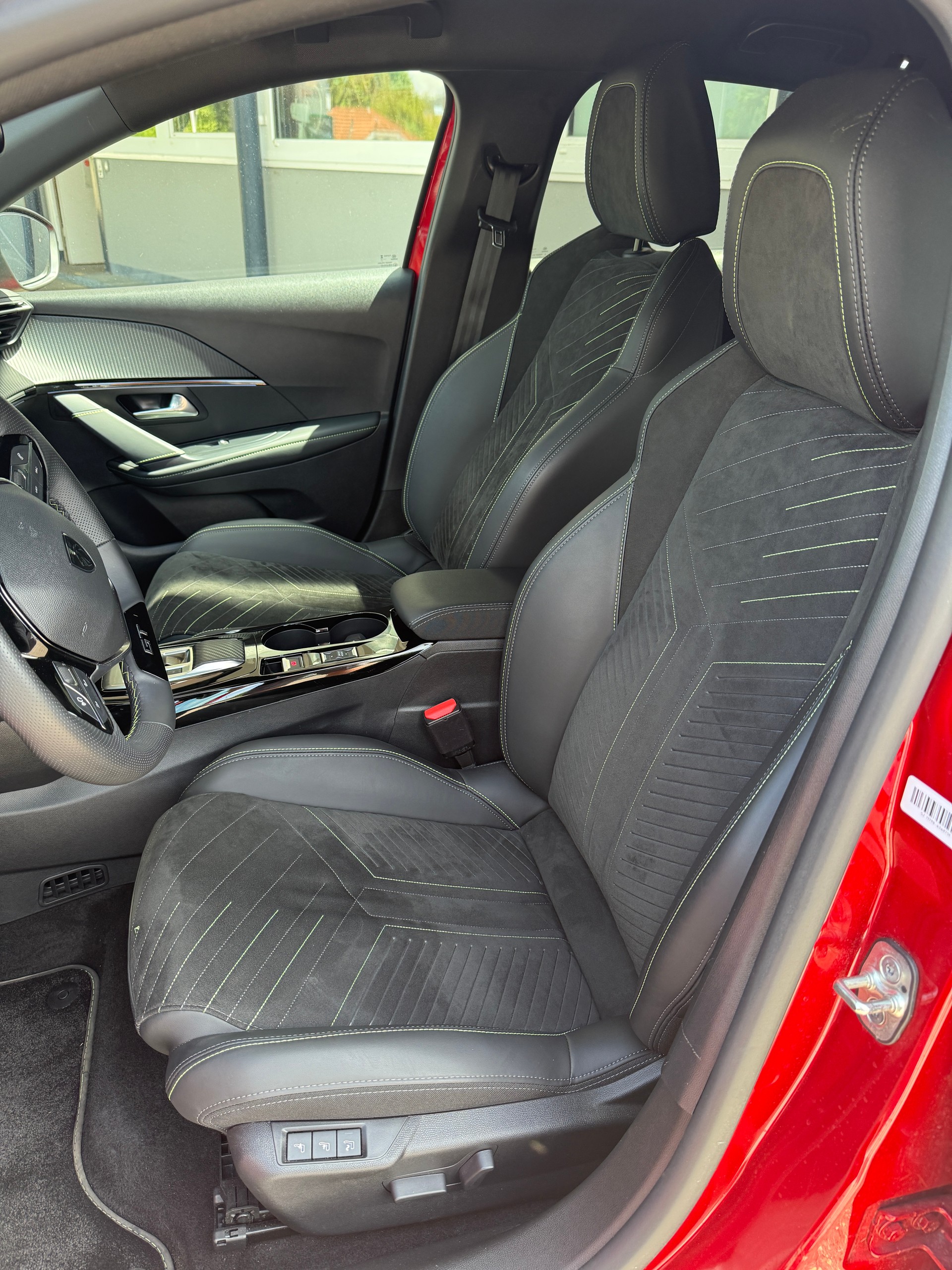 PEUGEOT 208 1.2 MHEV 145 GT-image-6