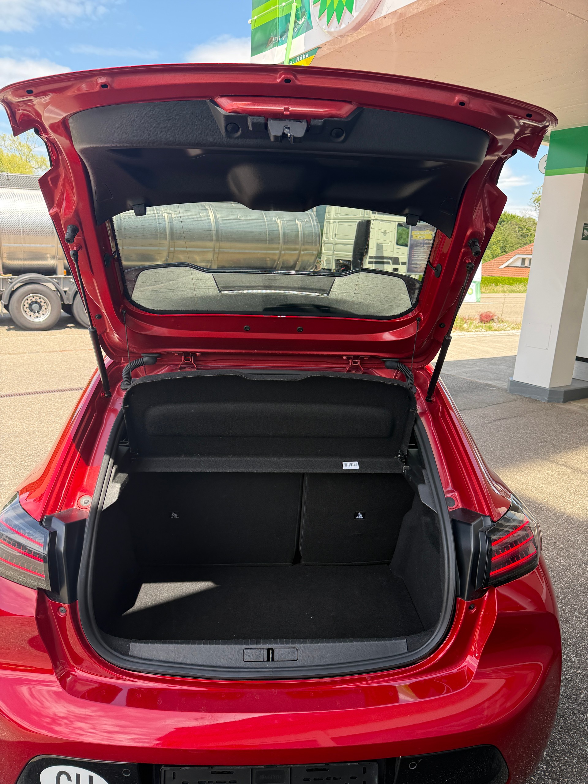 PEUGEOT 208 1.2 MHEV 145 GT-image-4