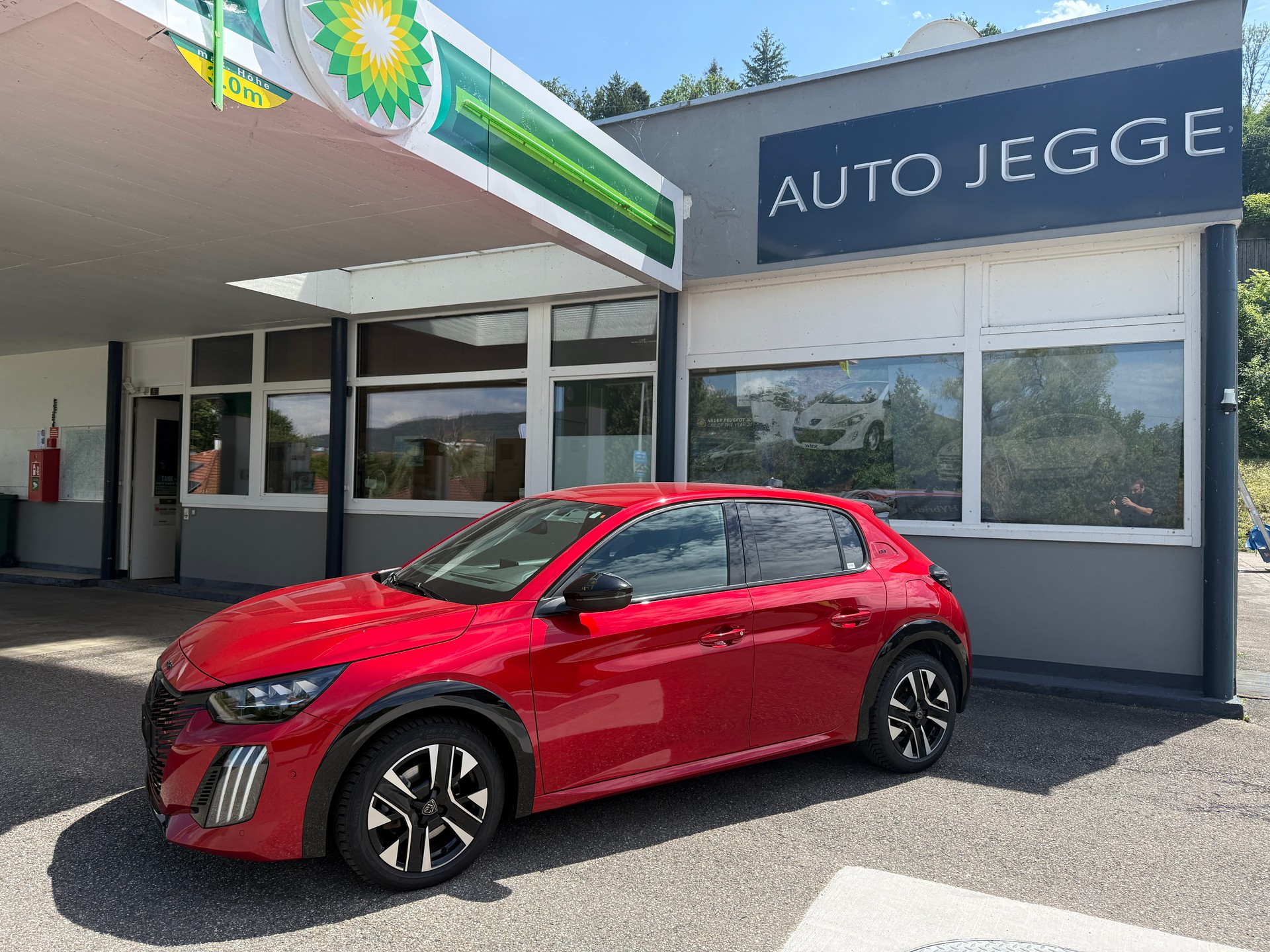 PEUGEOT 208 1.2 MHEV 145 GT-image-1