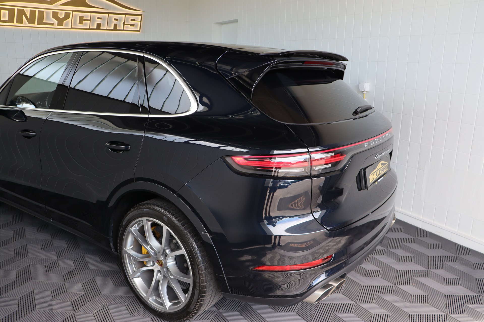 PORSCHE Cayenne Turbo-image-7