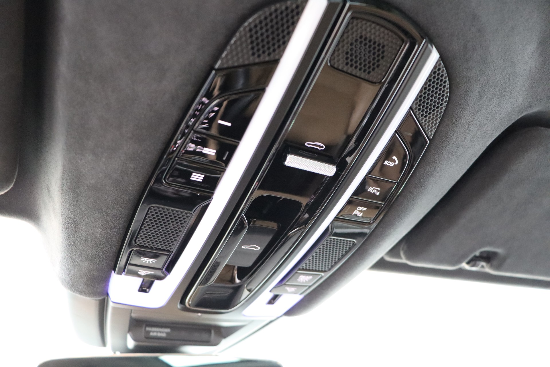 PORSCHE Cayenne Turbo-image-16