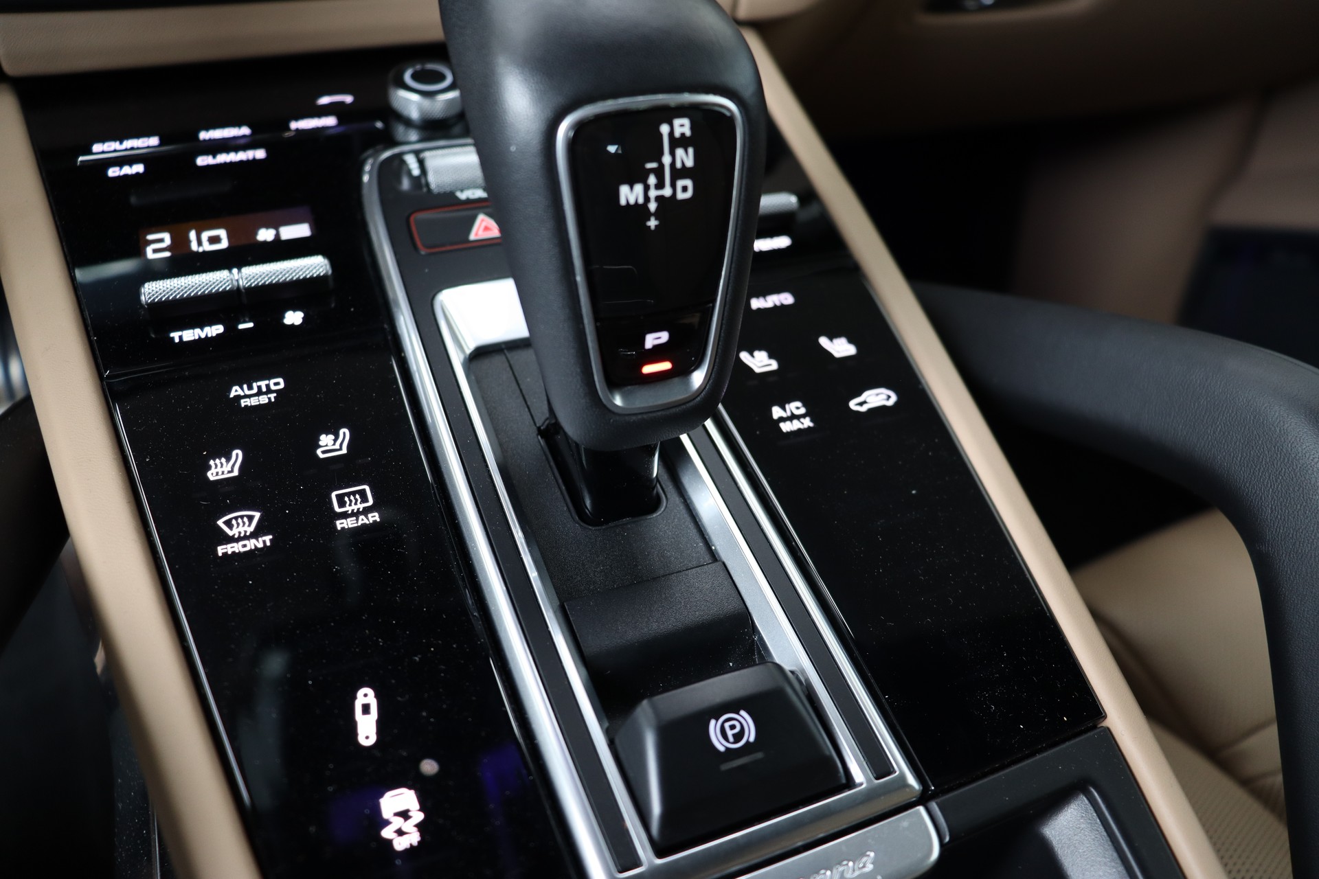 PORSCHE Cayenne Turbo-image-23