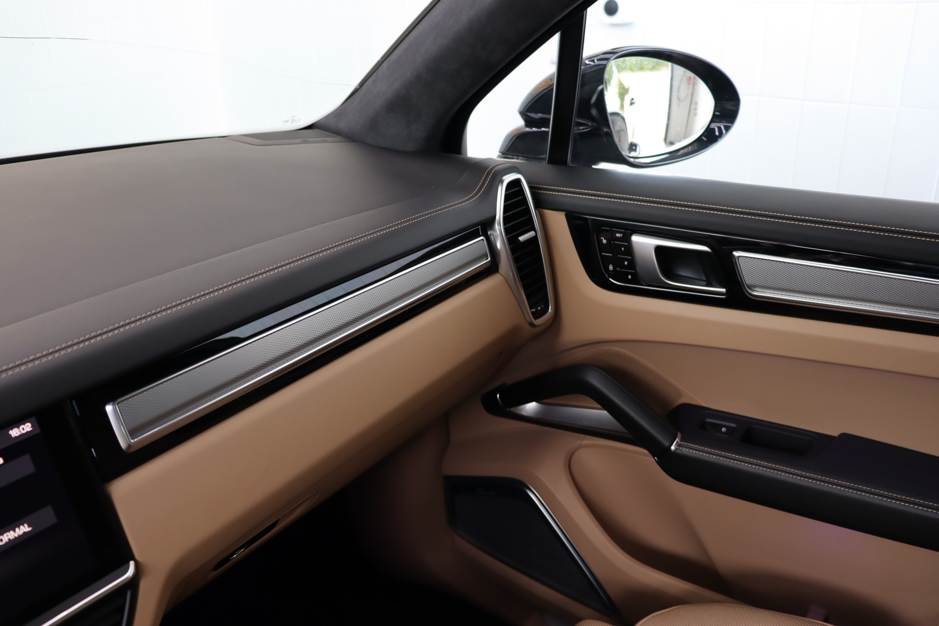 PORSCHE Cayenne Turbo-image-9