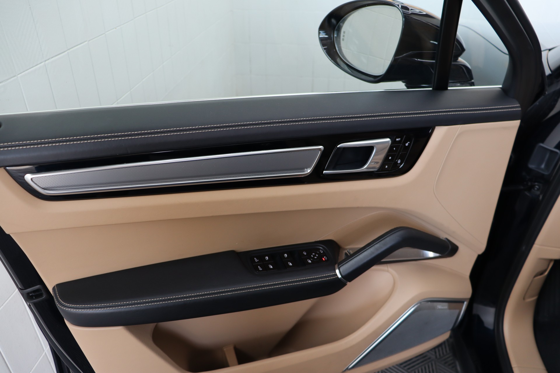 PORSCHE Cayenne Turbo-image-13