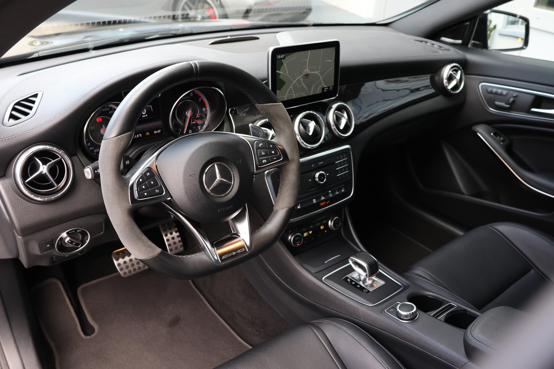 MERCEDES-BENZ CLA 45 AMG 4Matic Speedshift-image-10