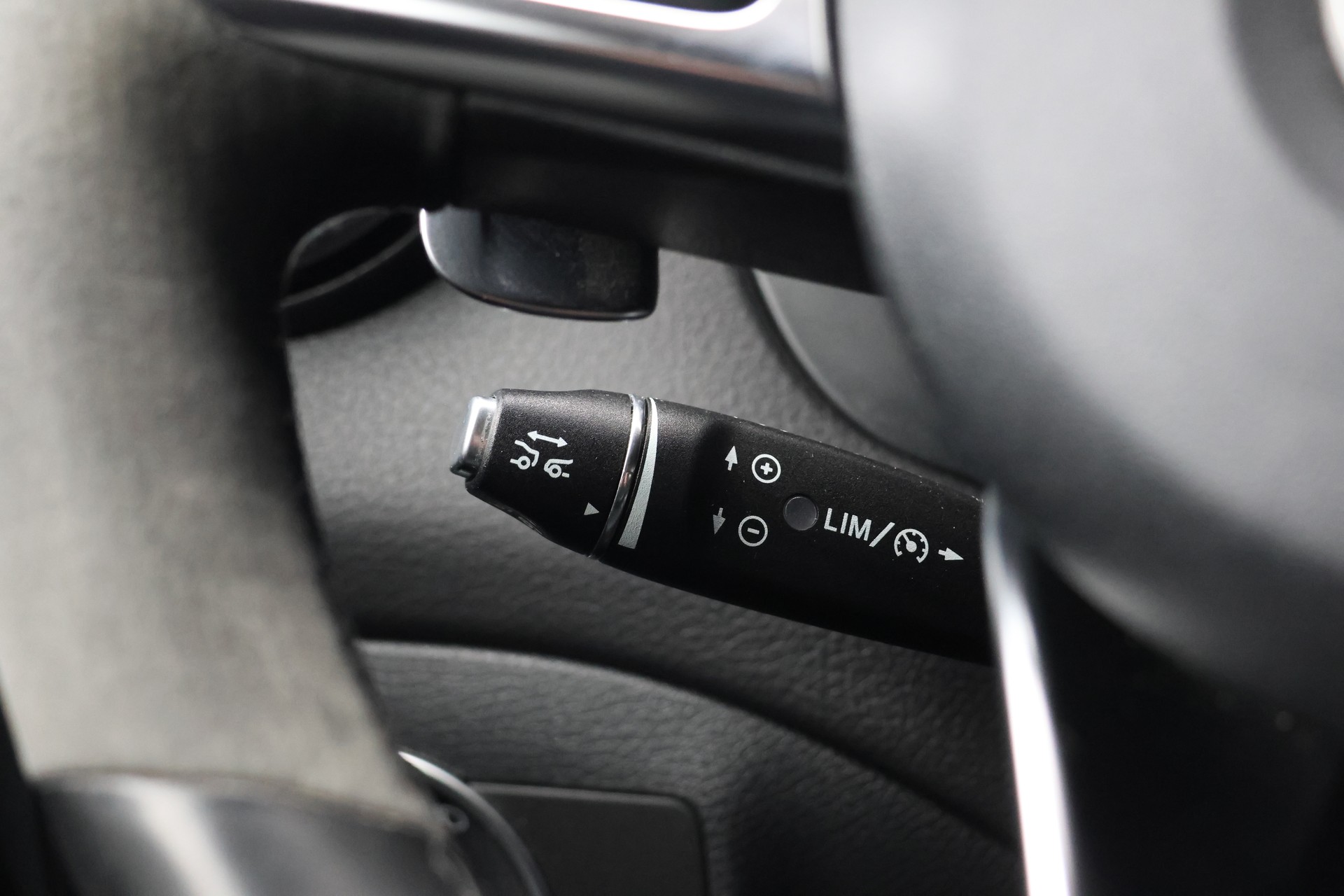 MERCEDES-BENZ CLA 45 AMG 4Matic Speedshift-image-18