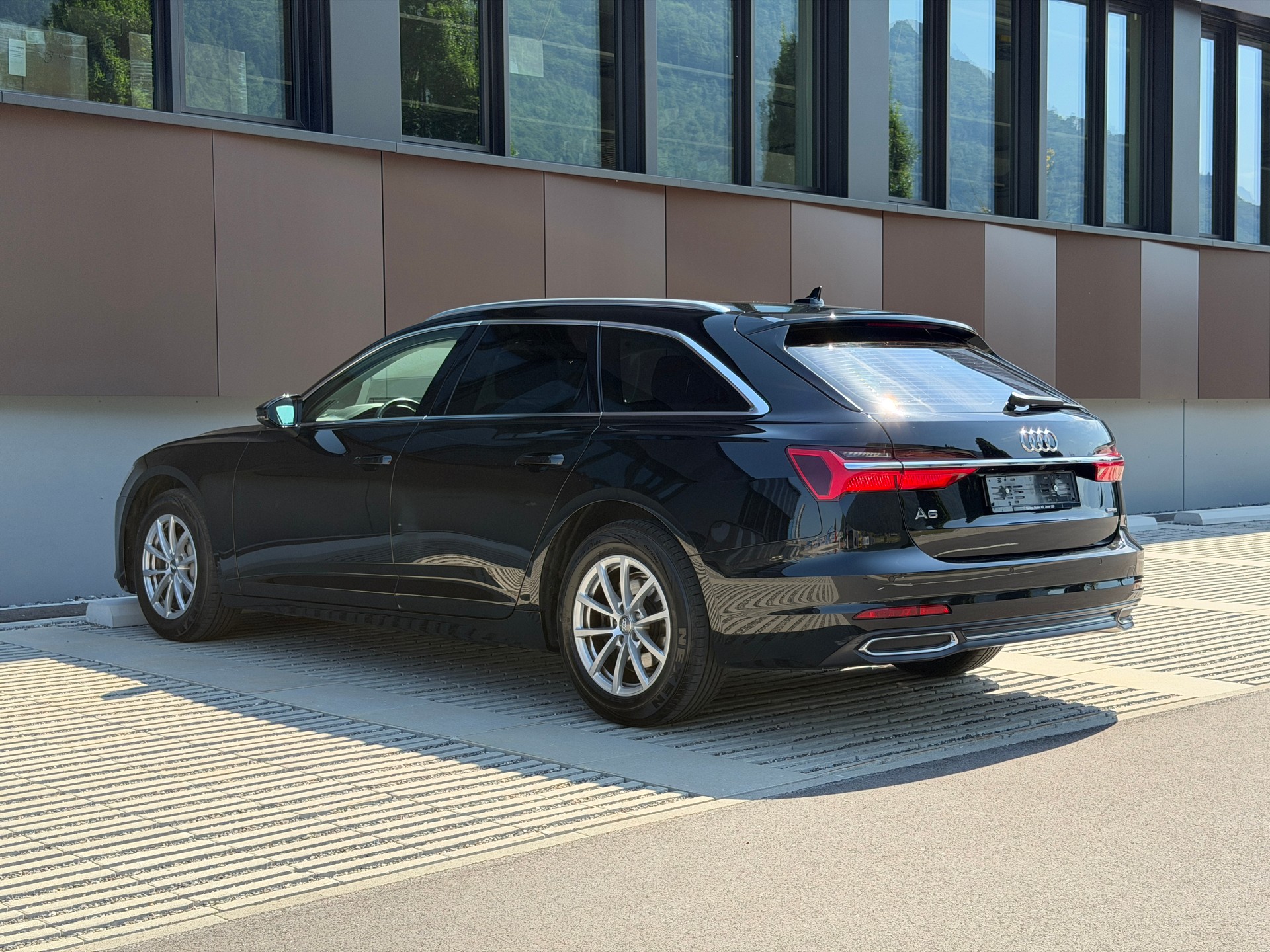 AUDI A6 Avant 40 TDI Design quattro S-tronic-image-3