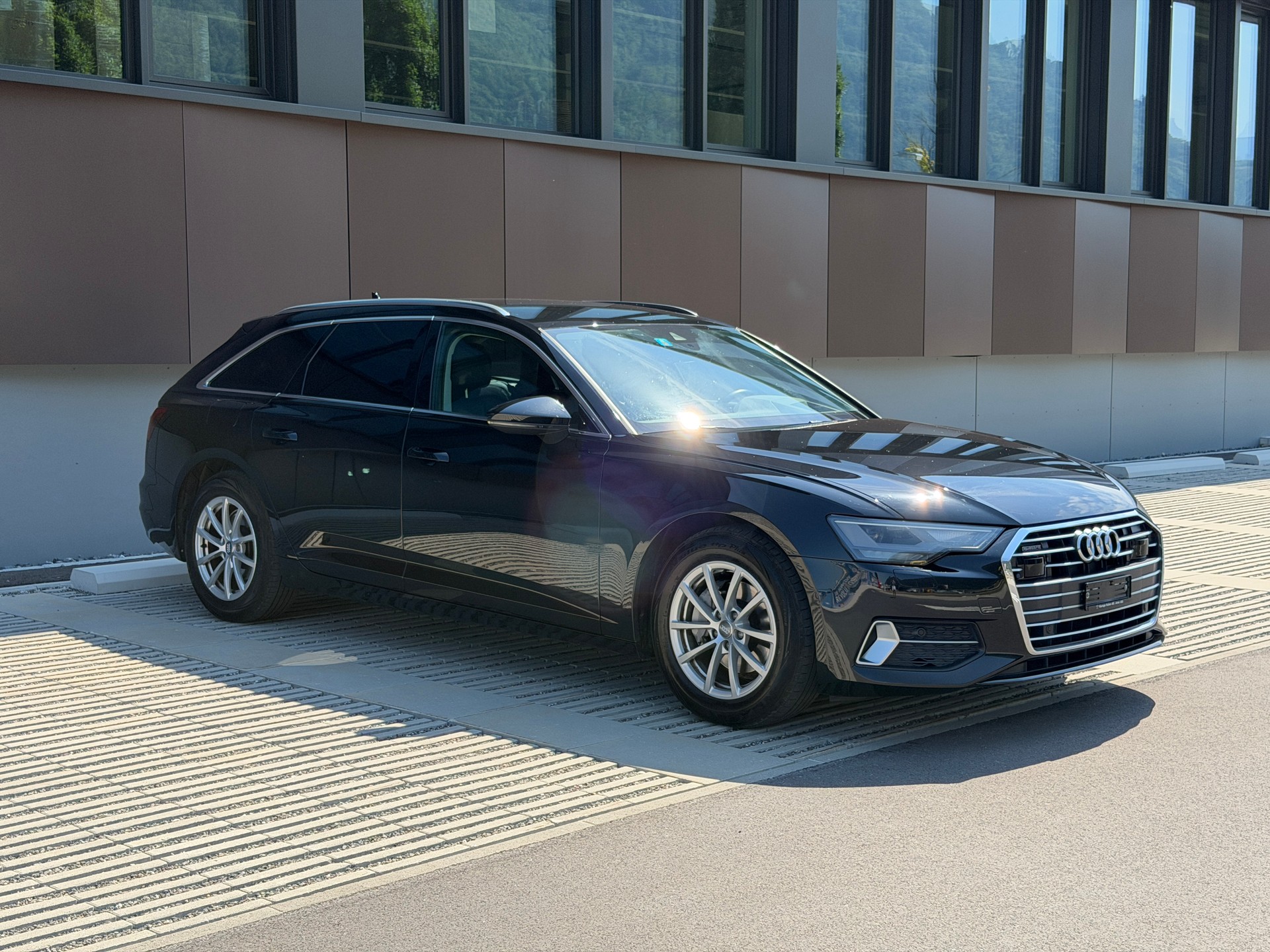 AUDI A6 Avant 40 TDI Design quattro S-tronic-image-2