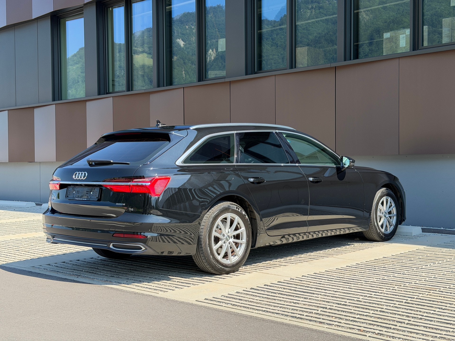 AUDI A6 Avant 40 TDI Design quattro S-tronic-image-5