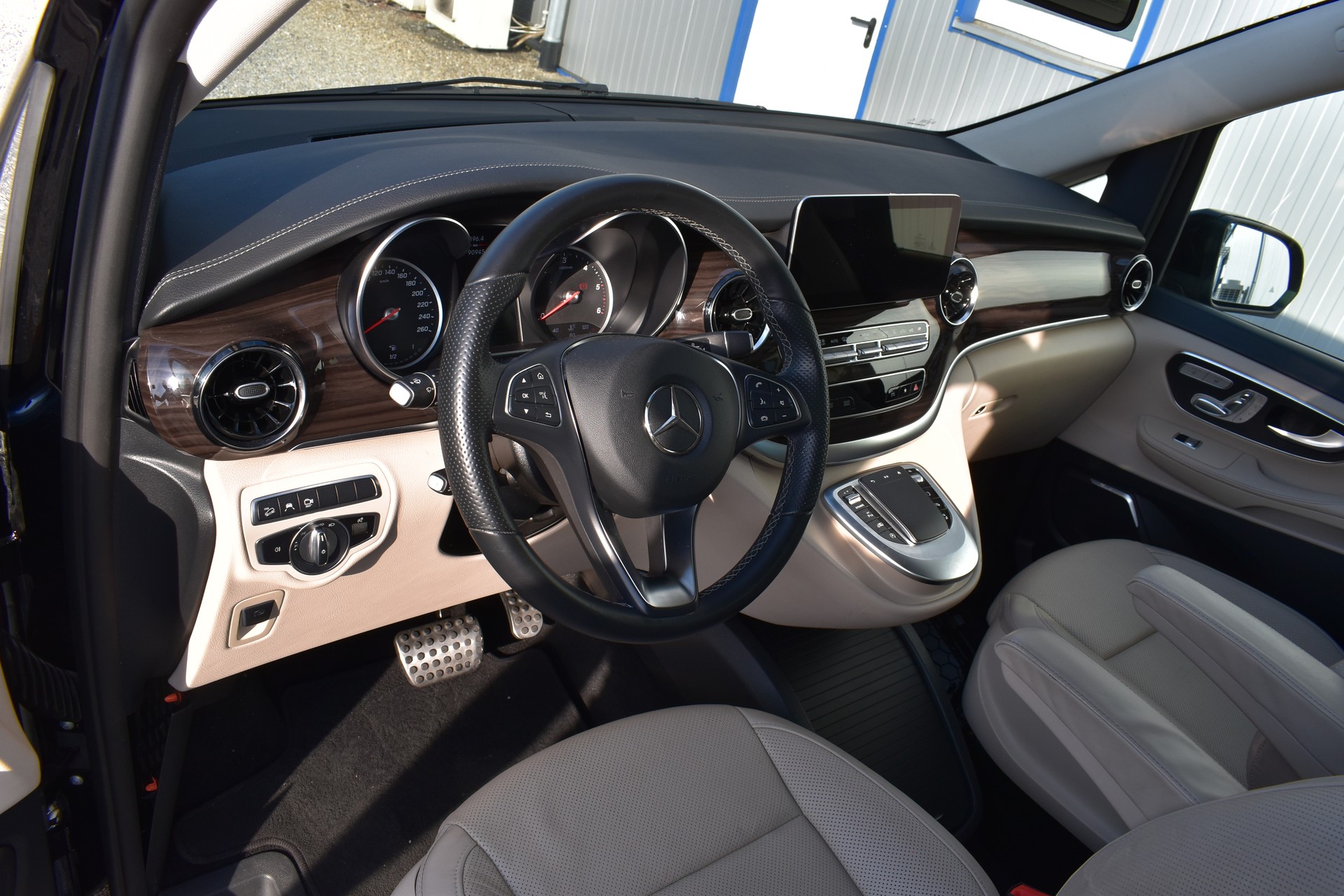 MERCEDES-BENZ V 300 d lang 4Matic 9G-Tronic-image-10