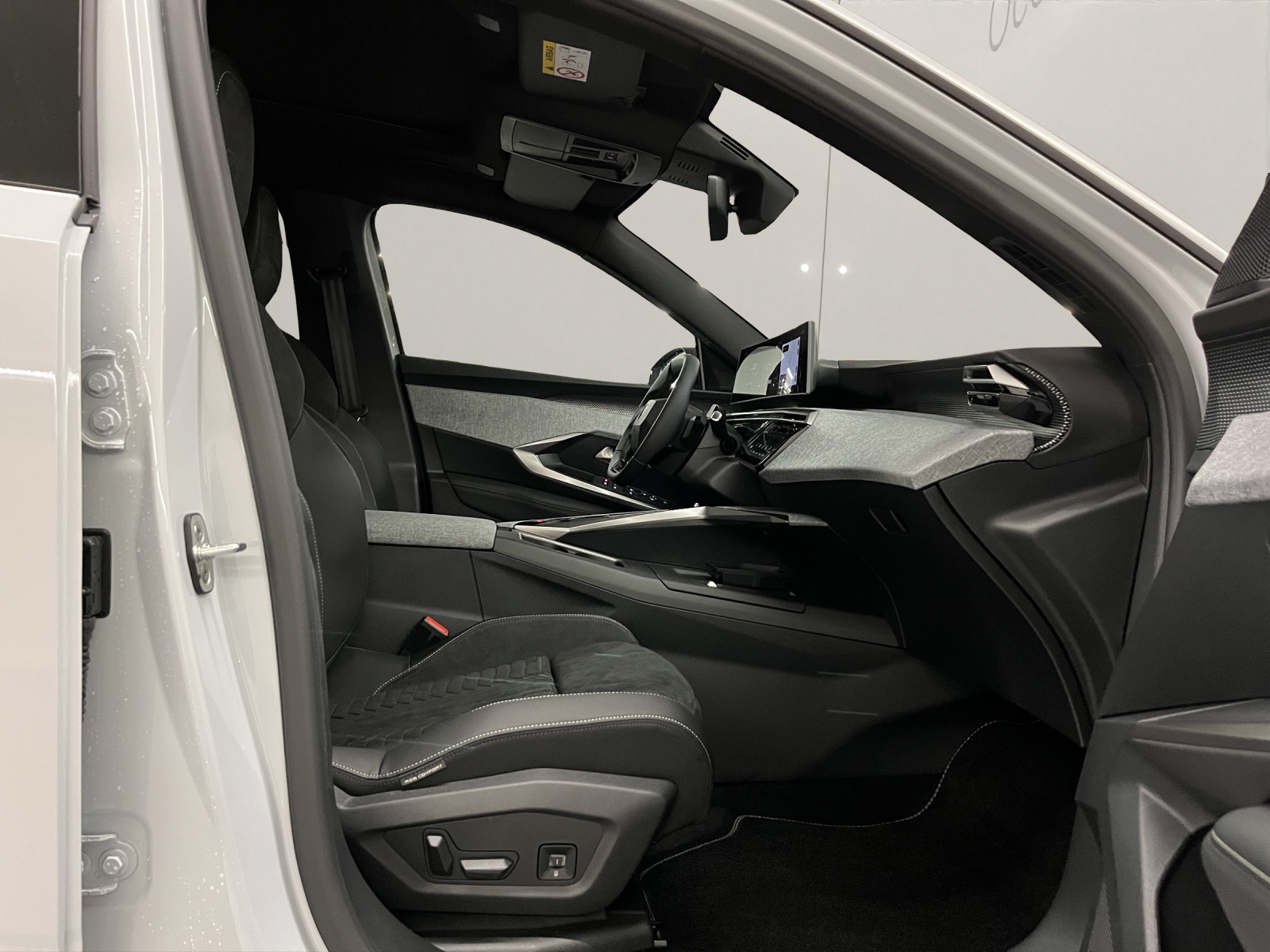 PEUGEOT 5008 1.2 Hybrid GT Exclusive-image-12
