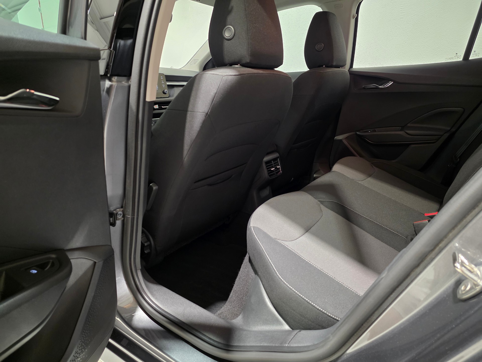 SKODA Fabia 1.0 Young Edition-image-11