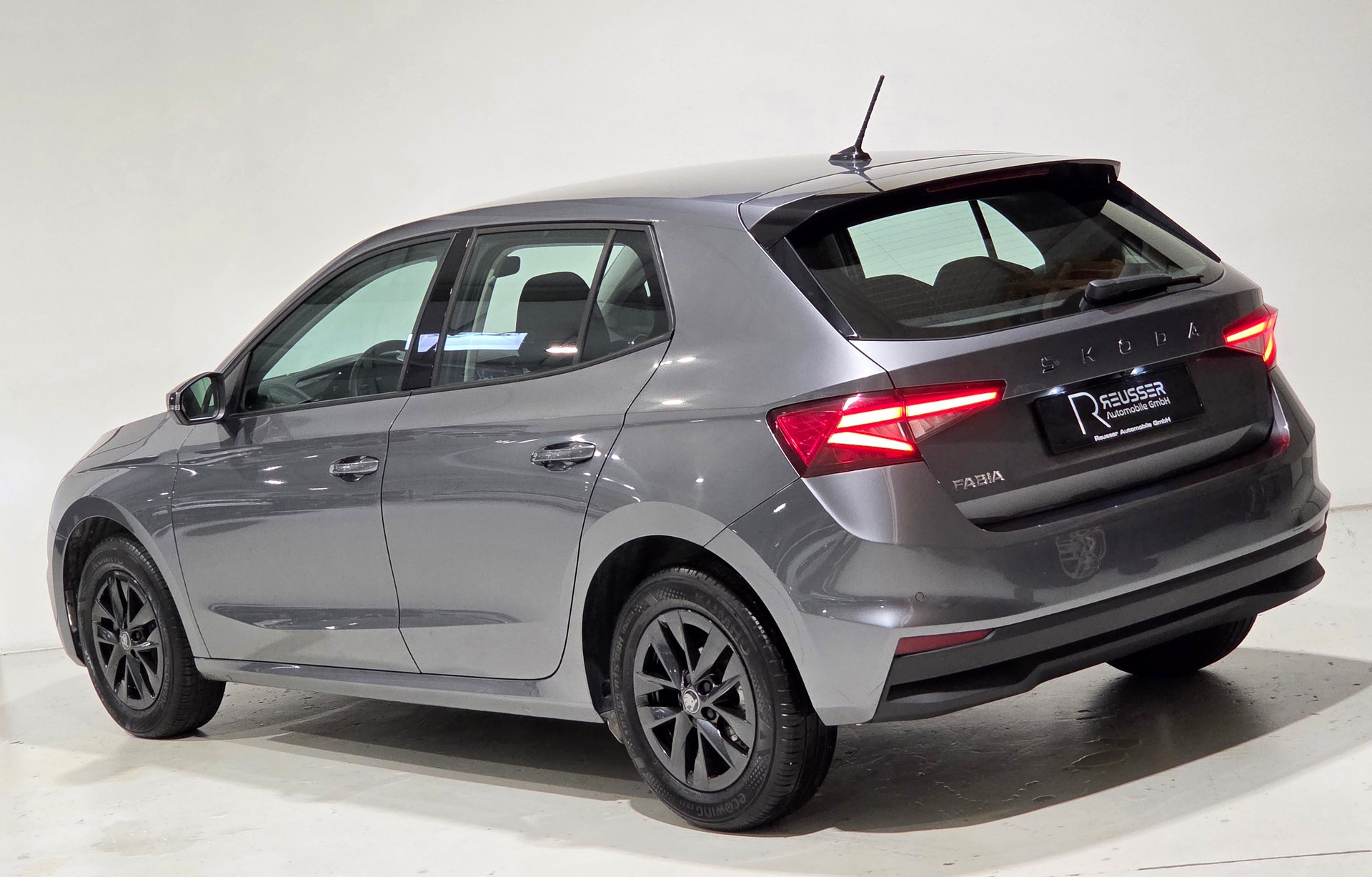 SKODA Fabia 1.0 Young Edition-image-2