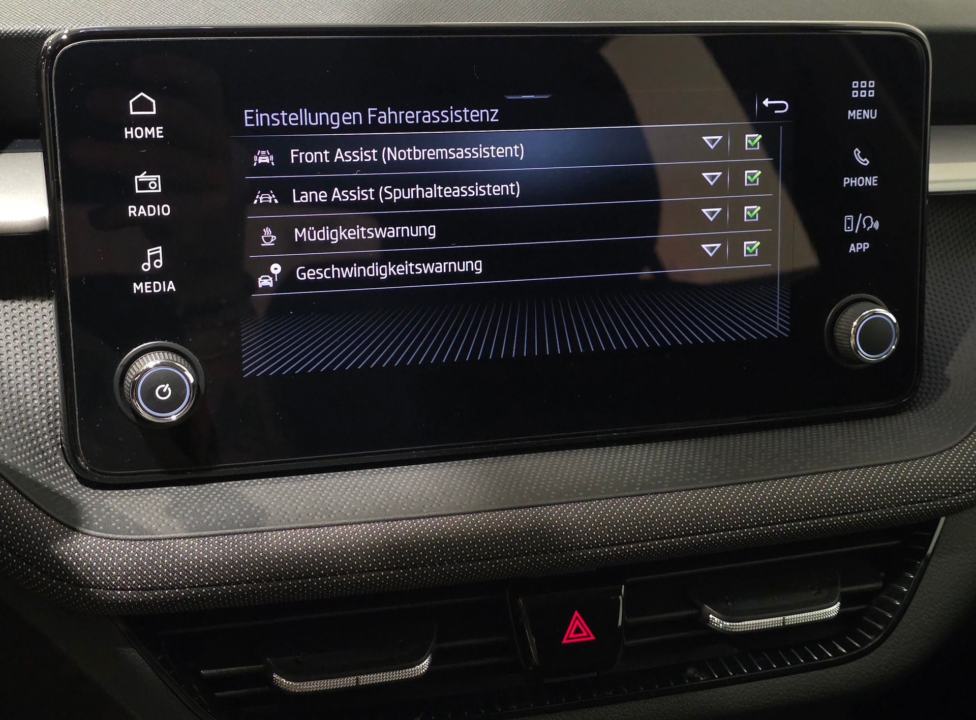 SKODA Fabia 1.0 Young Edition-image-9