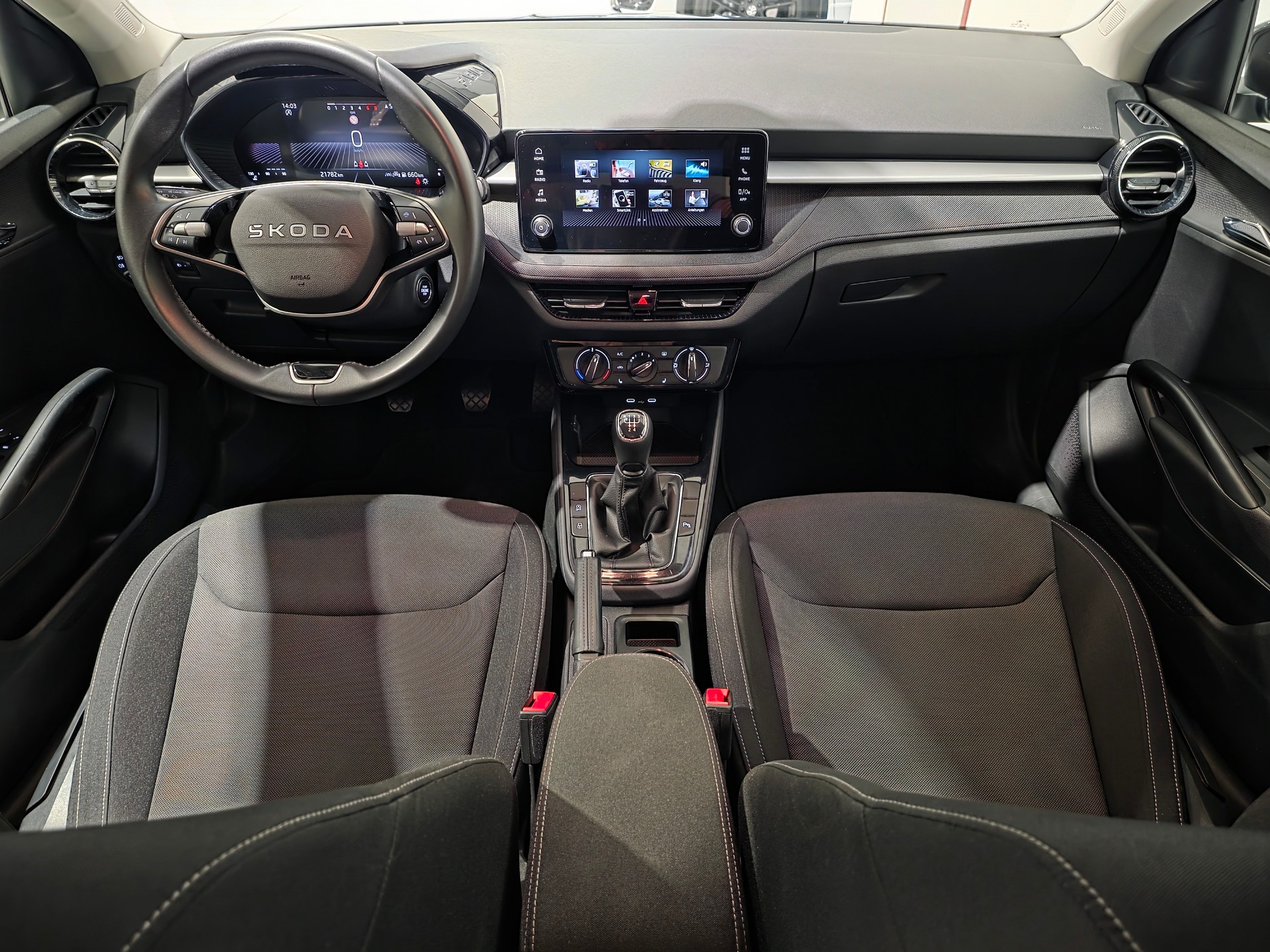 SKODA Fabia 1.0 Young Edition-image-4