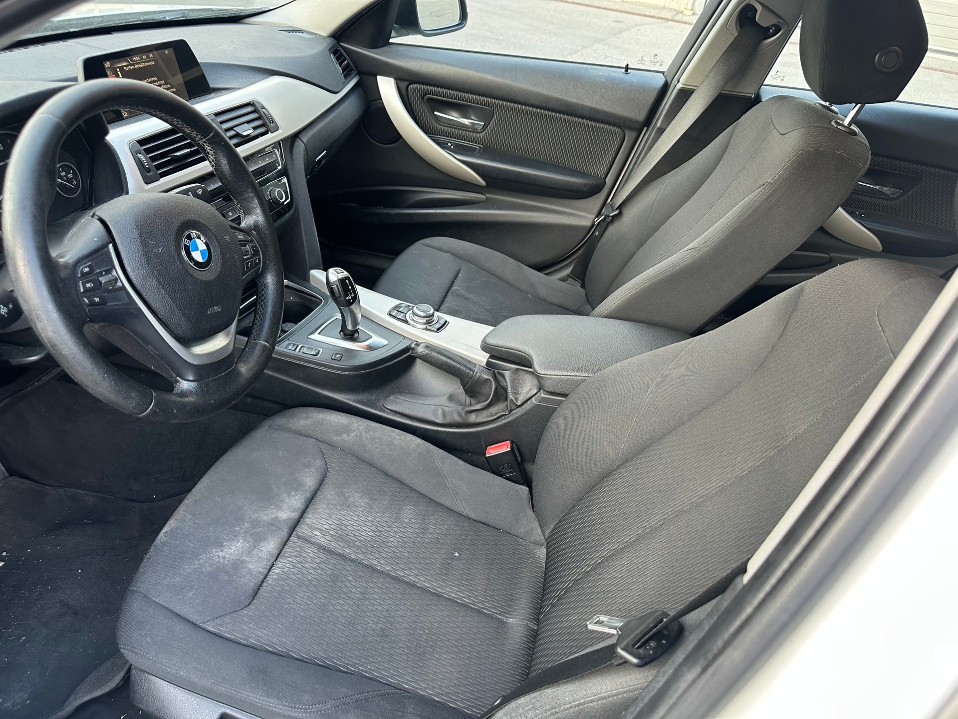 BMW 320d xDrive Touring Steptronic-image-2