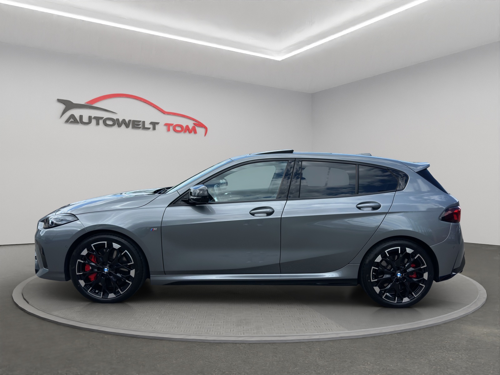 BMW M135 xDrive M Sport Pro * CH * Gratis Service *-image-1