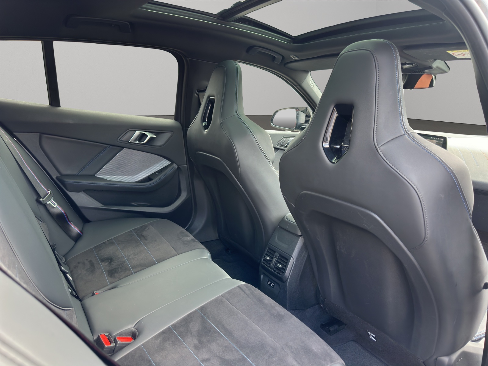 BMW M135 xDrive M Sport Pro * CH * Gratis Service *-image-14