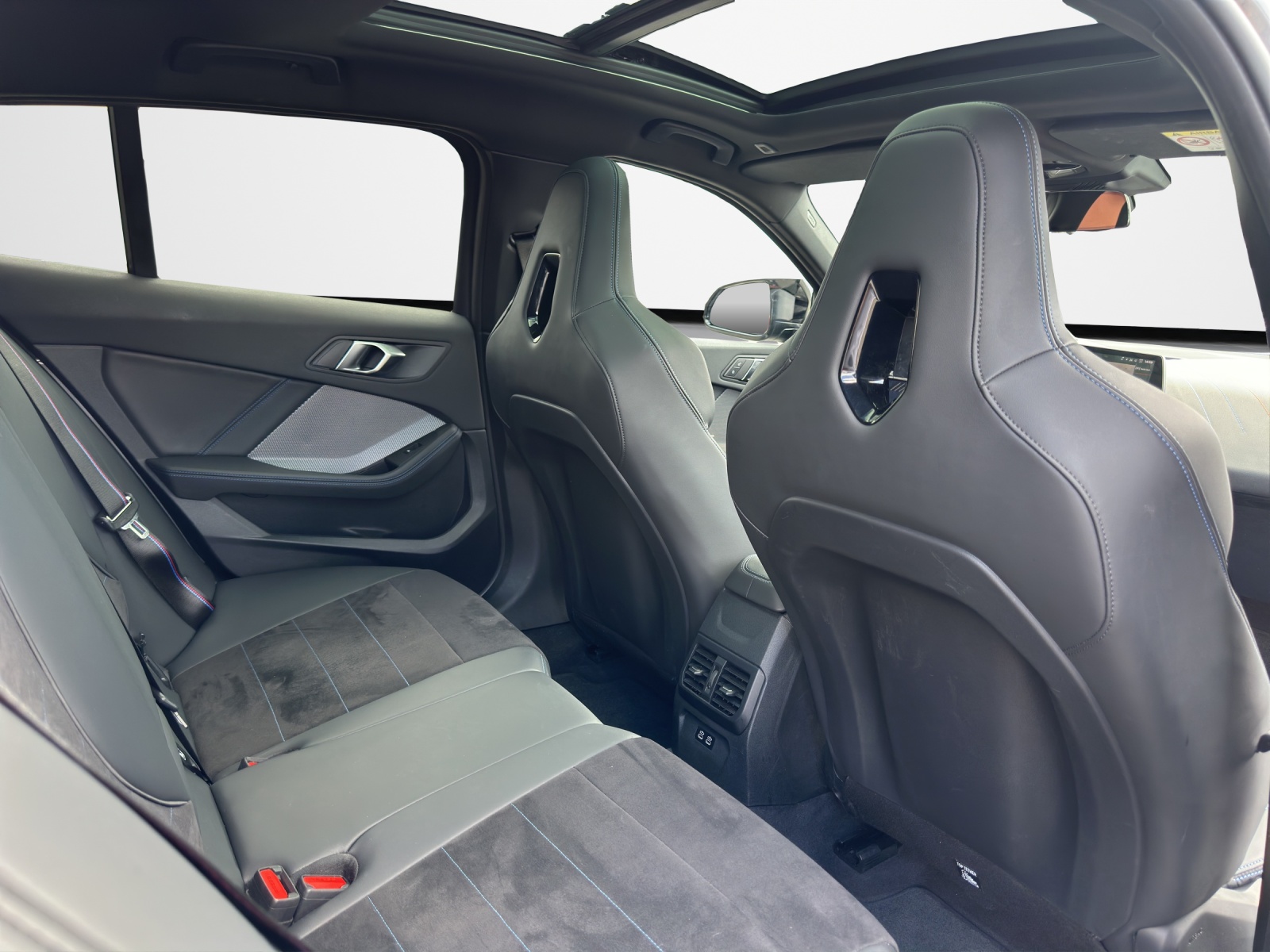BMW M135 xDrive M Sport Pro * CH * Gratis Service *-image-14