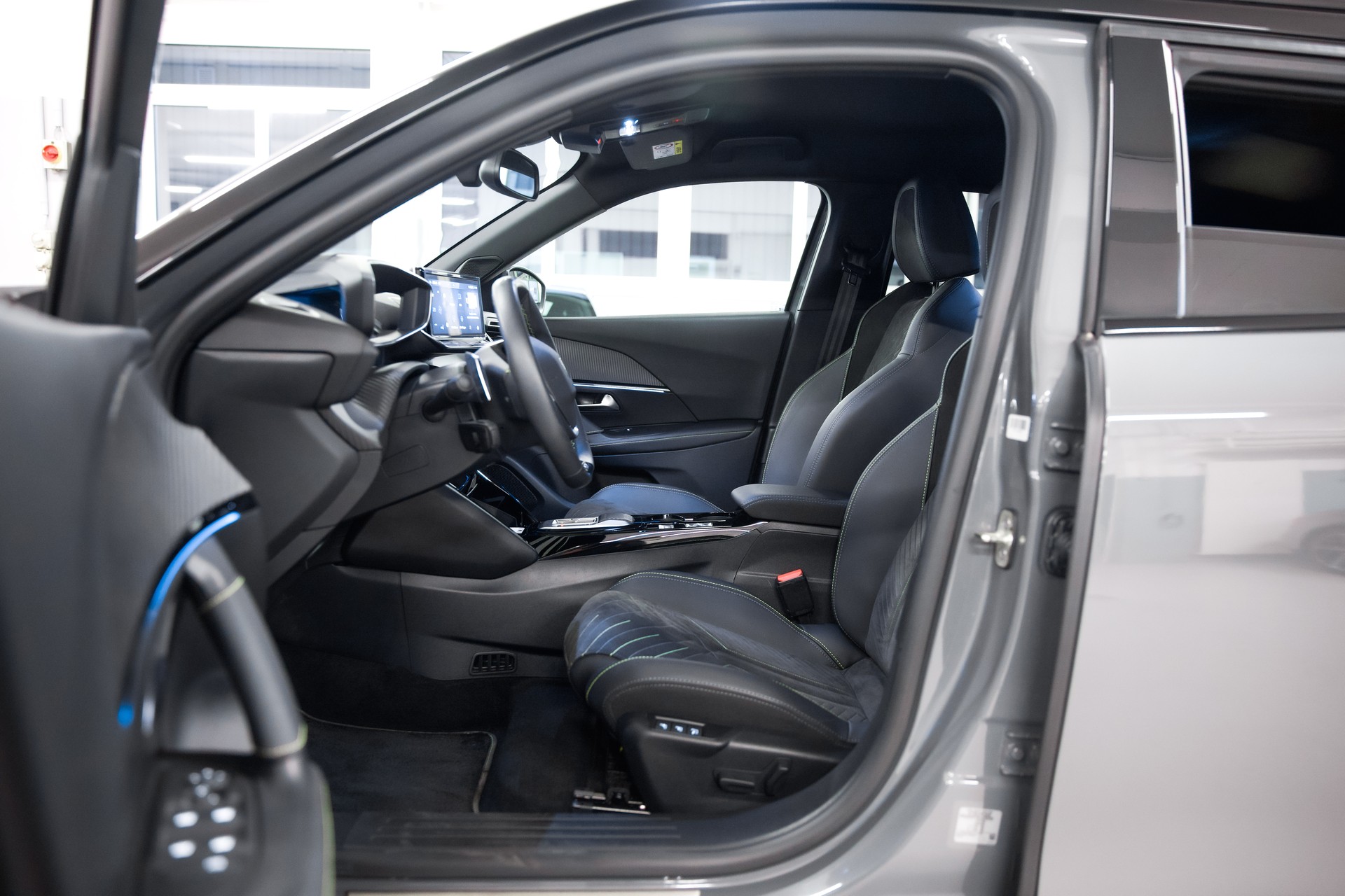 PEUGEOT 2008 1.2 145 MHEV GT Automat *CH-FHZ*-image-18