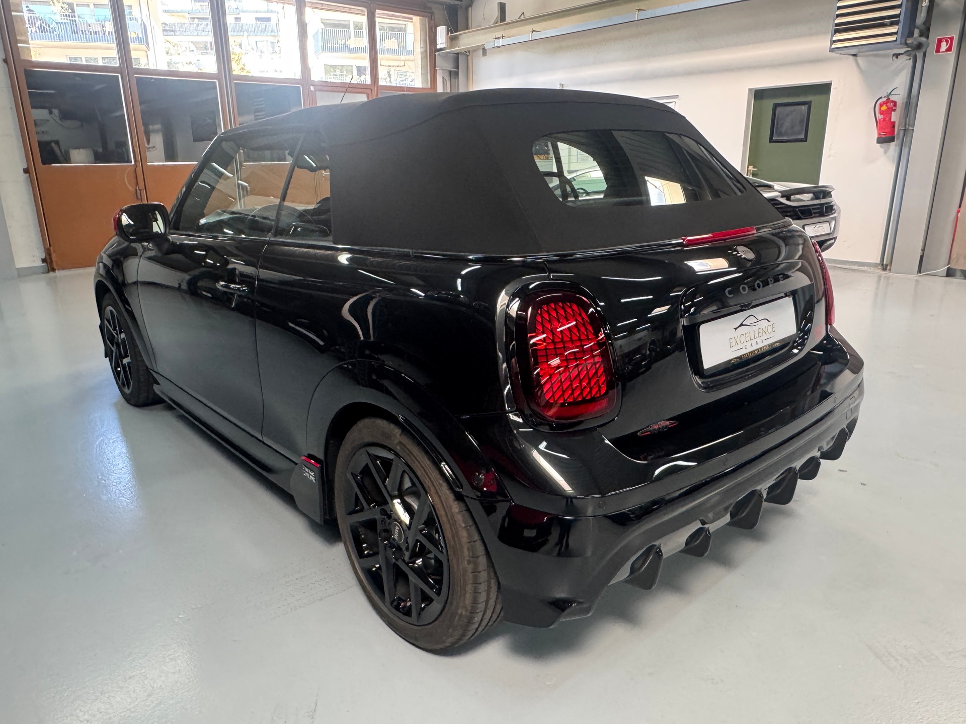 MINI Cooper C Cabriolet DKG AVEC John Cooper Works Trim et pack XL-image-12
