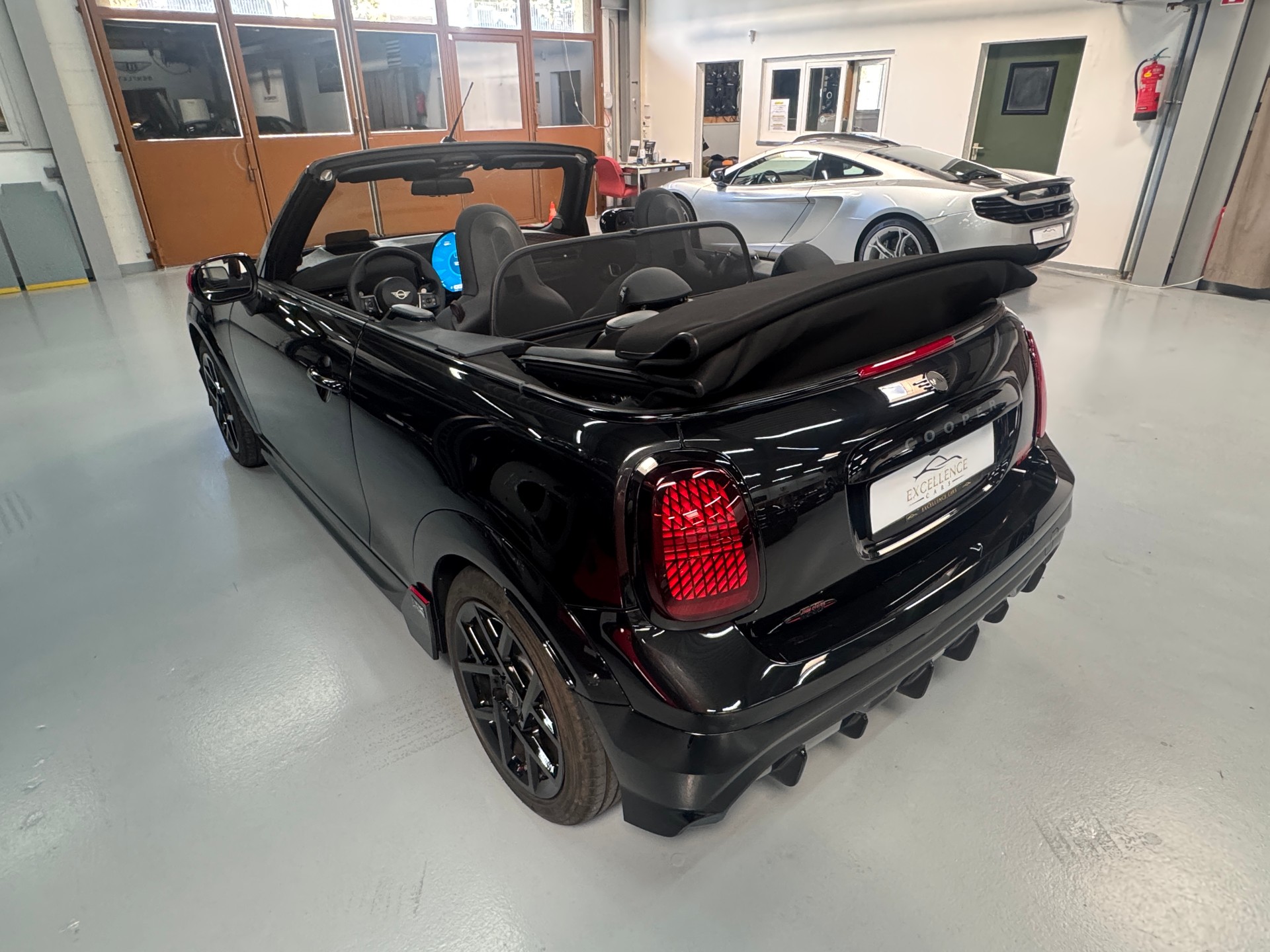 MINI Cooper C Cabriolet DKG AVEC John Cooper Works Trim et pack XL-image-11