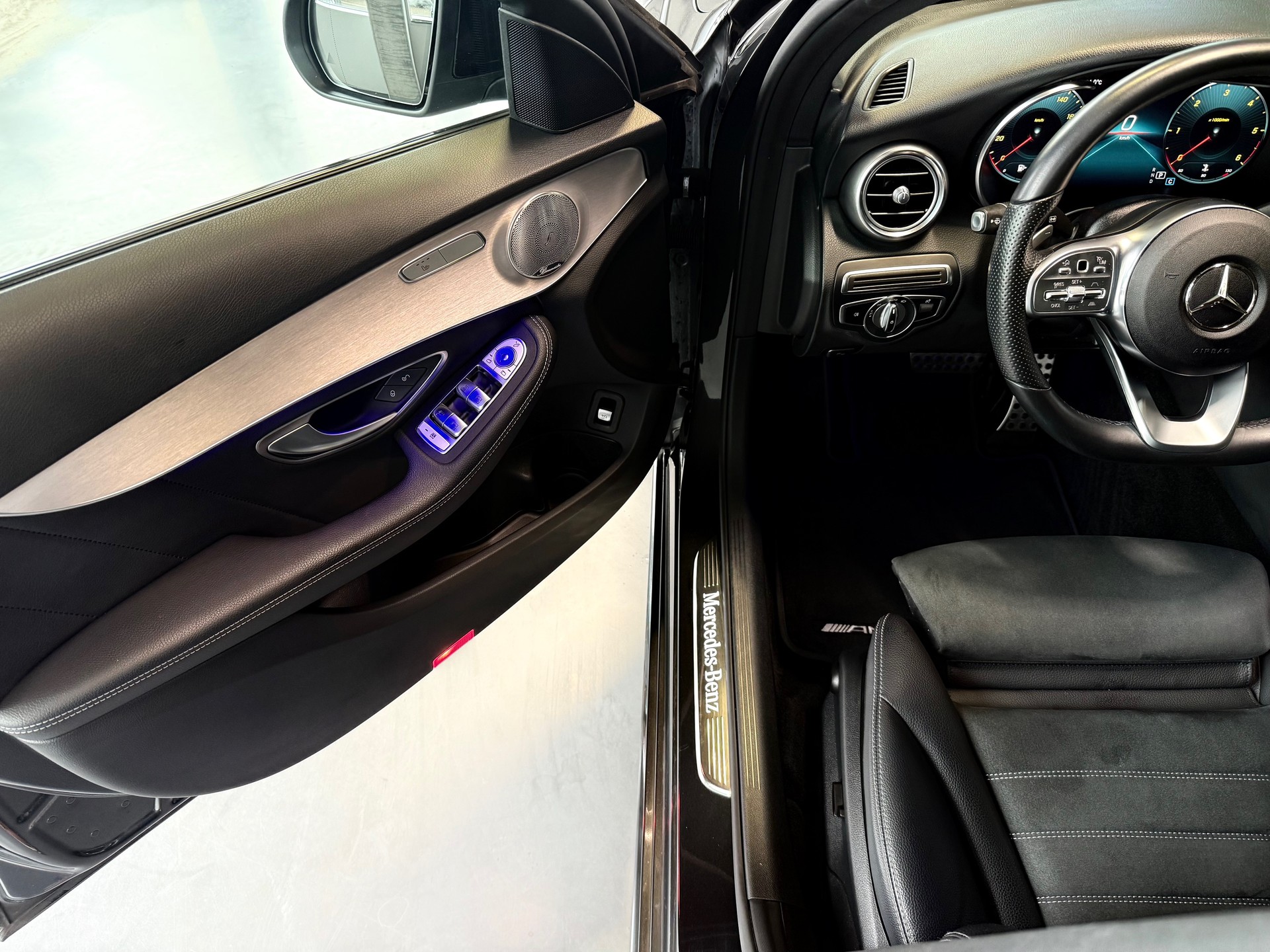 MERCEDES-BENZ C 220 d AMG Line 4Matic 9G-Tronic-image-7