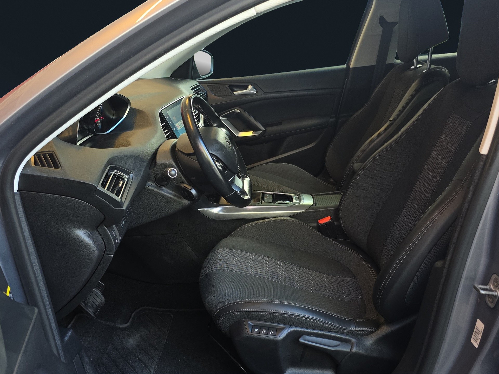 PEUGEOT 308 1.2 Pure Tech Active EAT6-image-9