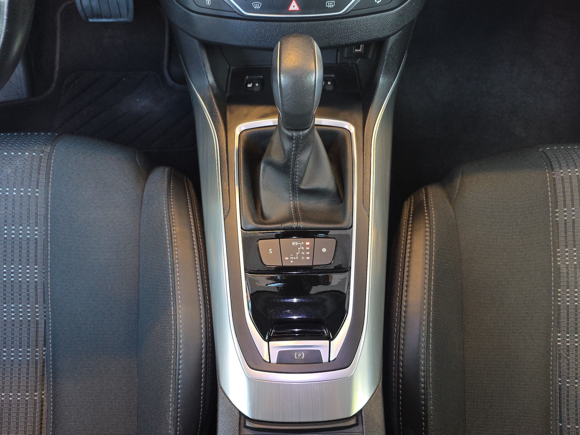 PEUGEOT 308 1.2 Pure Tech Active EAT6-image-13