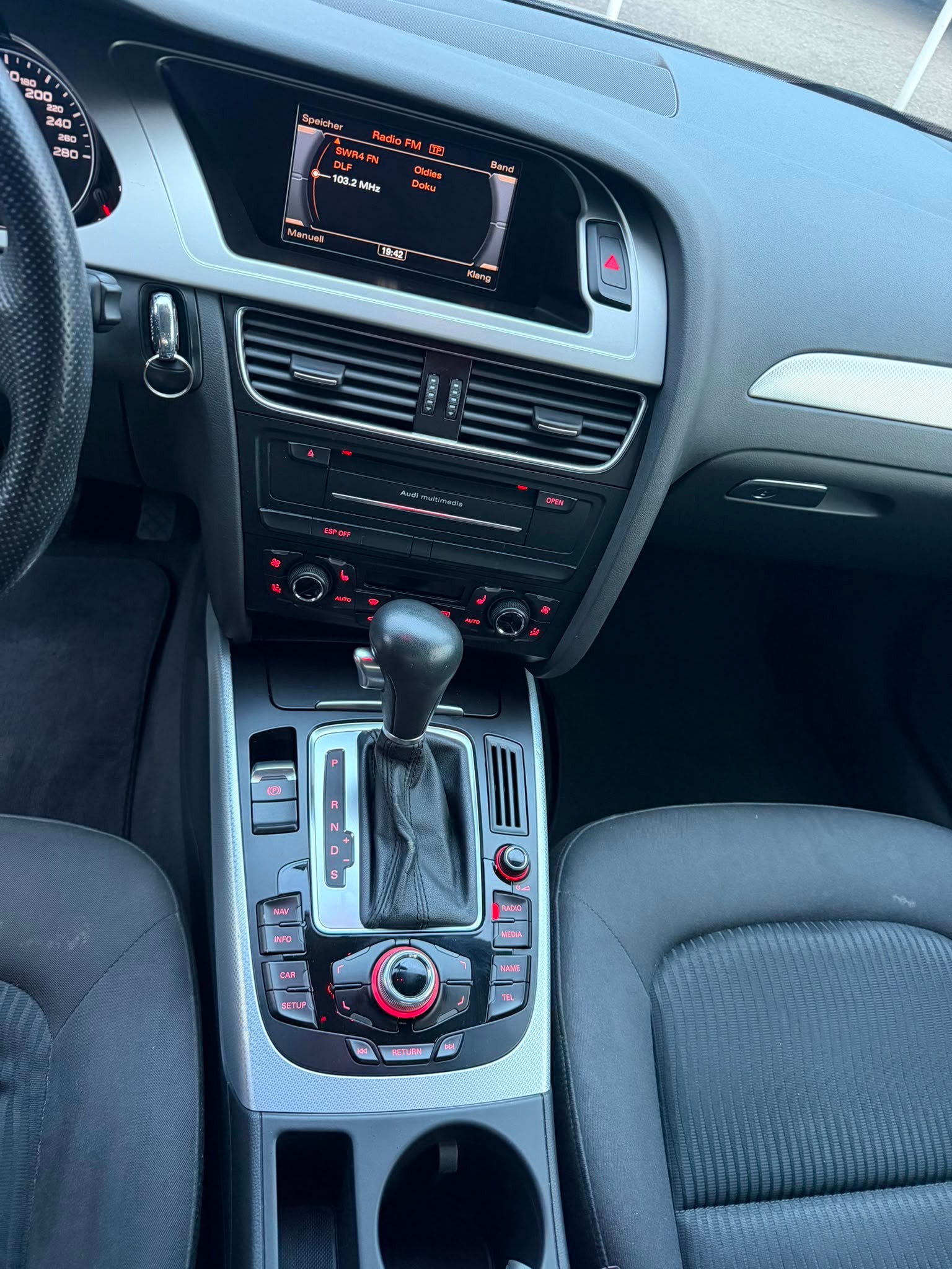 AUDI A4 Avant 2.0 TFSI quattro S-tronic-image-8