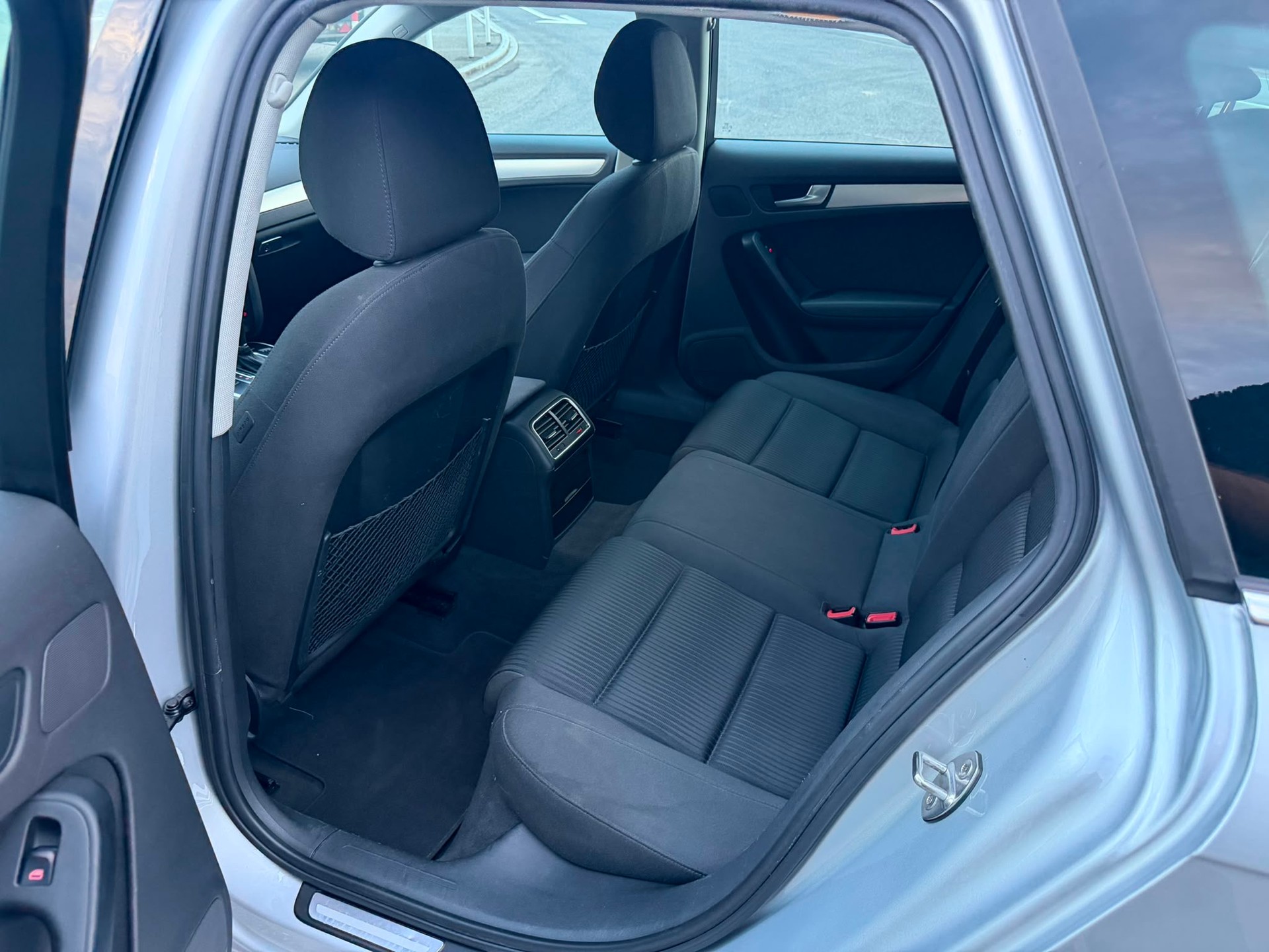AUDI A4 Avant 2.0 TFSI quattro S-tronic-image-9
