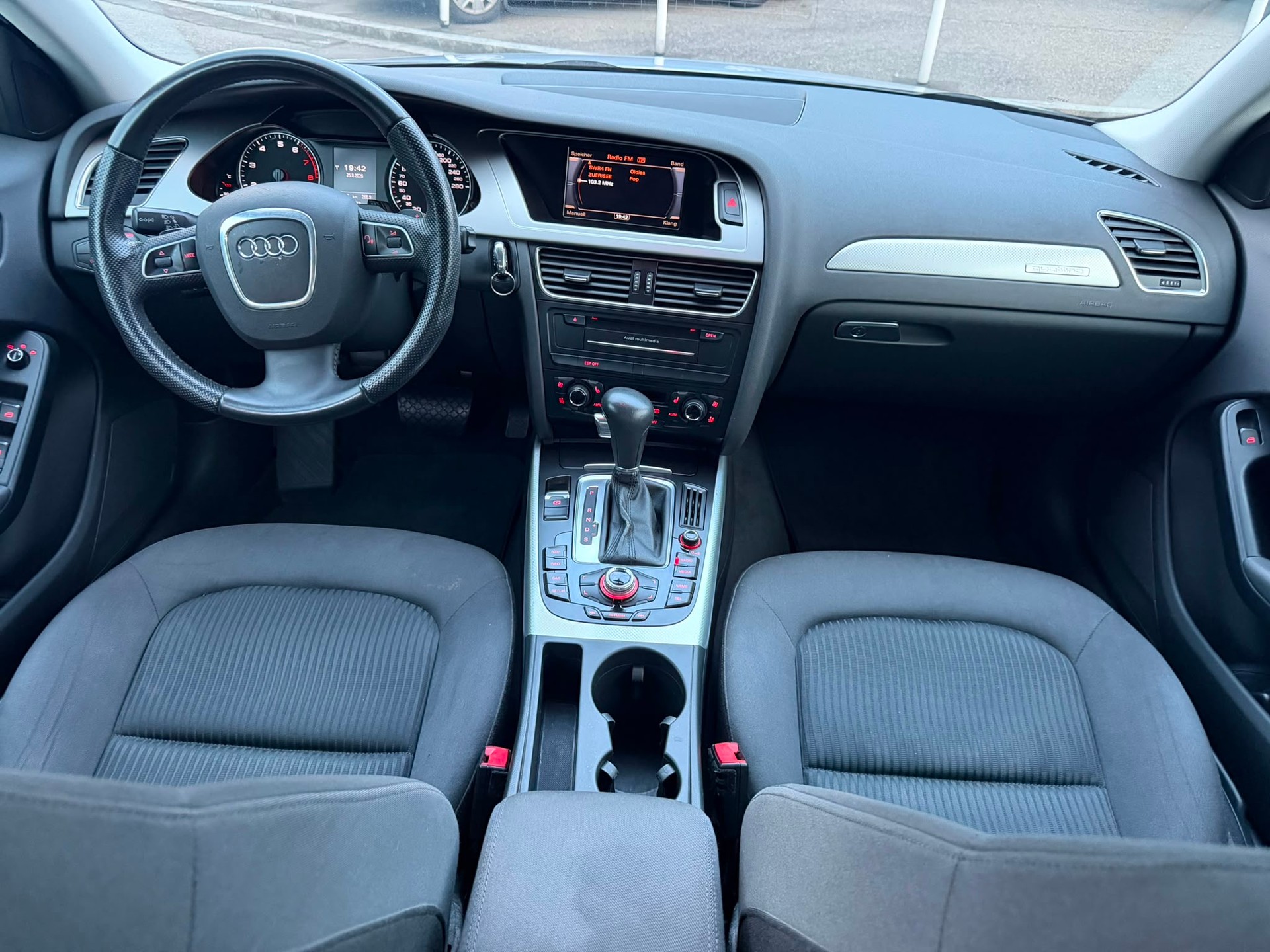 AUDI A4 Avant 2.0 TFSI quattro S-tronic-image-5