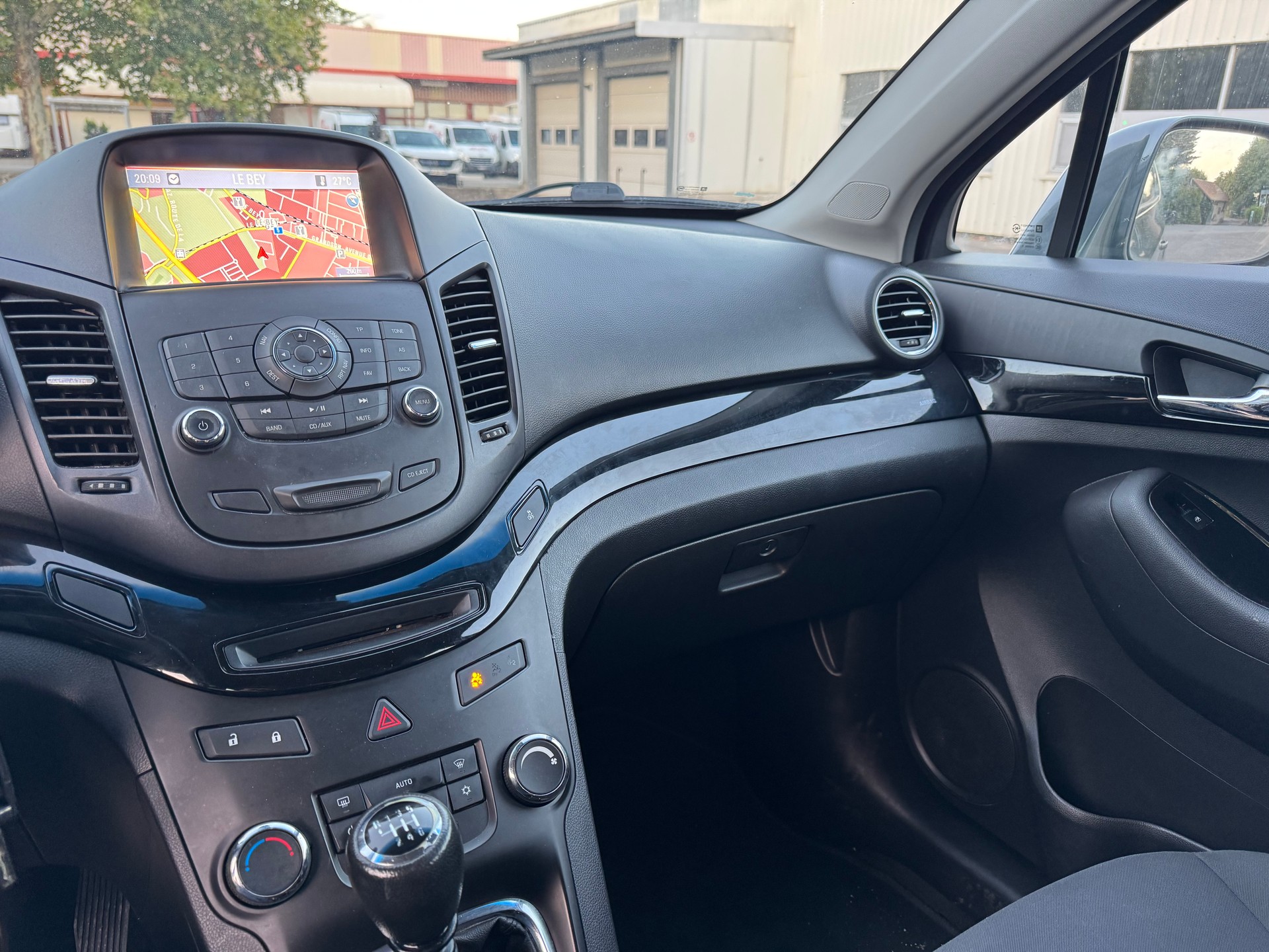 CHEVROLET Orlando 2.0 VCDi LS-image-11