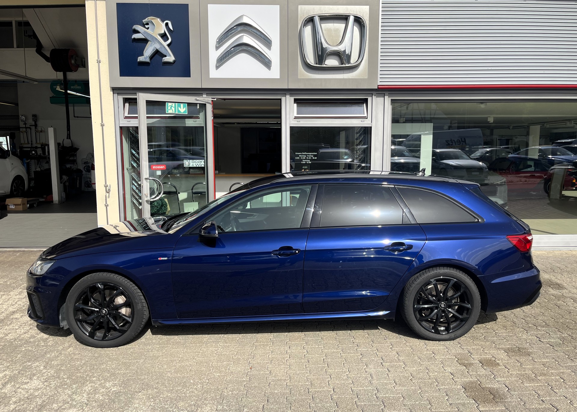 AUDI A4 Avant 40 TFSI S line S-tronic quattro-image-3