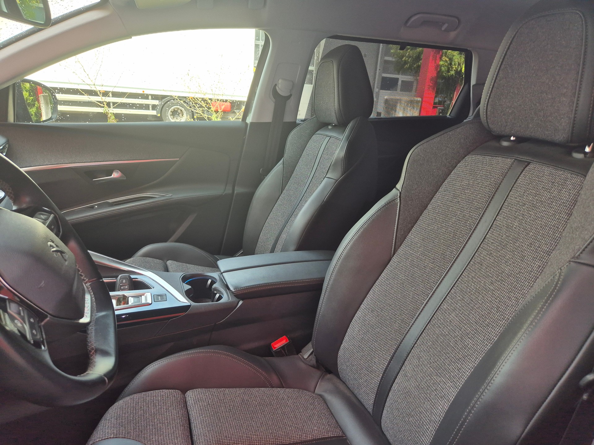 PEUGEOT 5008 1.5 BlueHDi Allure EAT-image-2